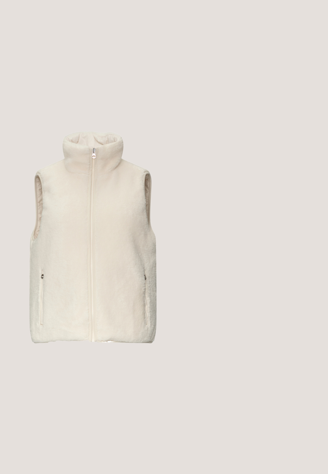 Fleece vest in gebroken wit met een hoge kraag, een volledige ritssluiting aan de voorkant en twee zijzakken. Zachte textuur en minimalistisch ontwerp.; Open-gehaakte beige trui met V-hals, korte mouwen en een losse pasvorm. Het materiaal is lichtgewicht met een gevarieerd weefpatroon.; Beige wijde broek met elastische tailleband en trekkoord. Gemaakt van zachte stof met een gladde textuur, voorzien van een gestikte zoom.; Witte sneaker met structuur en een buitenzool van gumrubber, met een lage neus, ronde neus en vetersluiting. Zijdetails bevatten een patroon.; Bruine gestructureerde handtas met beige gemarmerde handvatten en draagriem, met een goudkleurig DKNY-logo op het voorste handvat.; Zilveren hartvormige studs met in het midden de gegraveerde merknaam, omringd door kleine heldere edelstenen.