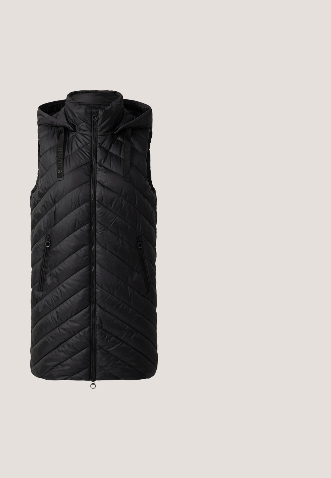 Zwarte gewatteerde vest met een chevron-quiltpatroon, rits aan de voorkant, capuchon en twee ritszakken aan de zijkanten. Gemaakt van lichtgewicht materiaal.; Zwarte hoodie met rits, opvallende hoge kraag, witte trekkoorden en bruine leren accenten op de capuchon en rits.; Donkerblauwe katoenen T-shirt met korte mouwen, ronde hals en een klein merkje aan de zijkant. Gladde textuur en recht gesneden ontwerp.; Zwarte skinny jeans van denim met een gladde textuur. Voorzien van een sluiting met een knoop en rits, vijf zakken en een slanke pasvorm.; Zwarte sneaker met een textuurleder bovenkant, witte rubberen zool, ronde neus en verhoogd plateau. Beschikt over zwarte veters en een logo-detail.; Zwarte leren schoudertas met een gebogen vorm, een gladde textuur, een verstelbare riem en een zilveren logo aan de voorkant. Met ritssluiting.
