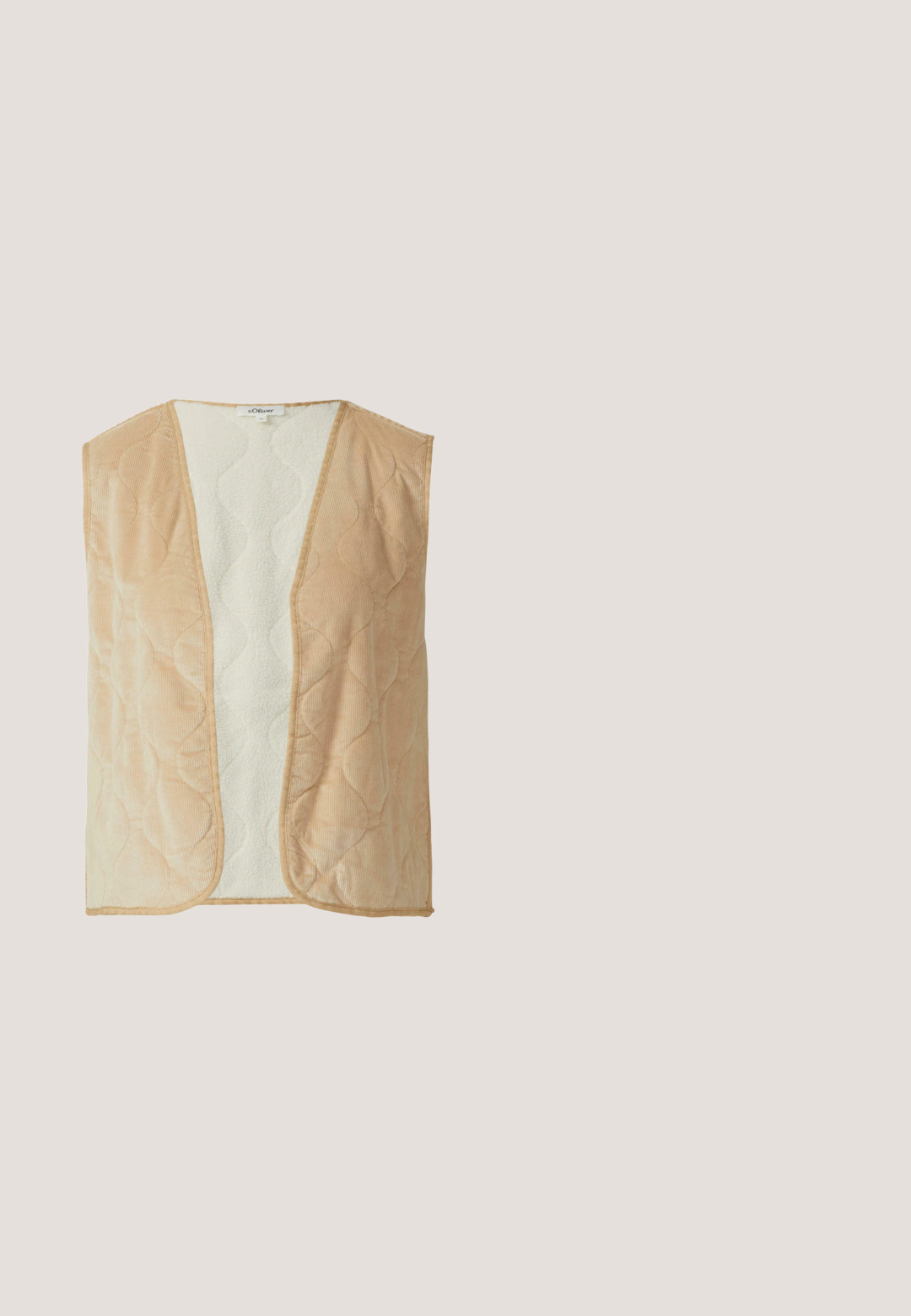 Beige gewatteerde mouwloze vest met open voorkant, zachte corduroy buitenkant en witte fleece voering, zonder zichtbare sluitingen of zakken.; Fleece trui in off-white met een colletje, halve rits en lange mouwen. Zachte textuur, boxy pasvorm en minimale stiksel details.; Langdurige mouwloze turtleneck top in off-white, gemaakt van zachte, rekbare stof. Strak ontwerp met een gladde textuur en minimale stikdetails.; Crème-kleurige, rechte gebreide broek met een hoge geribbelde tailleband en een kleine gouden ritsdetails aan de zijkant.; Beige suède enkellaars met een gestructureerd oppervlak, ronde neus en dikke rubberen zool. Heeft een vetersluiting en gevoerde kraag.; Witte schoudertas van nepbont met een gestructureerde vorm, zilverkleurige hardware en een ritssluiting. Voorzien van een verstelbare leren riem en een logo-accent.
