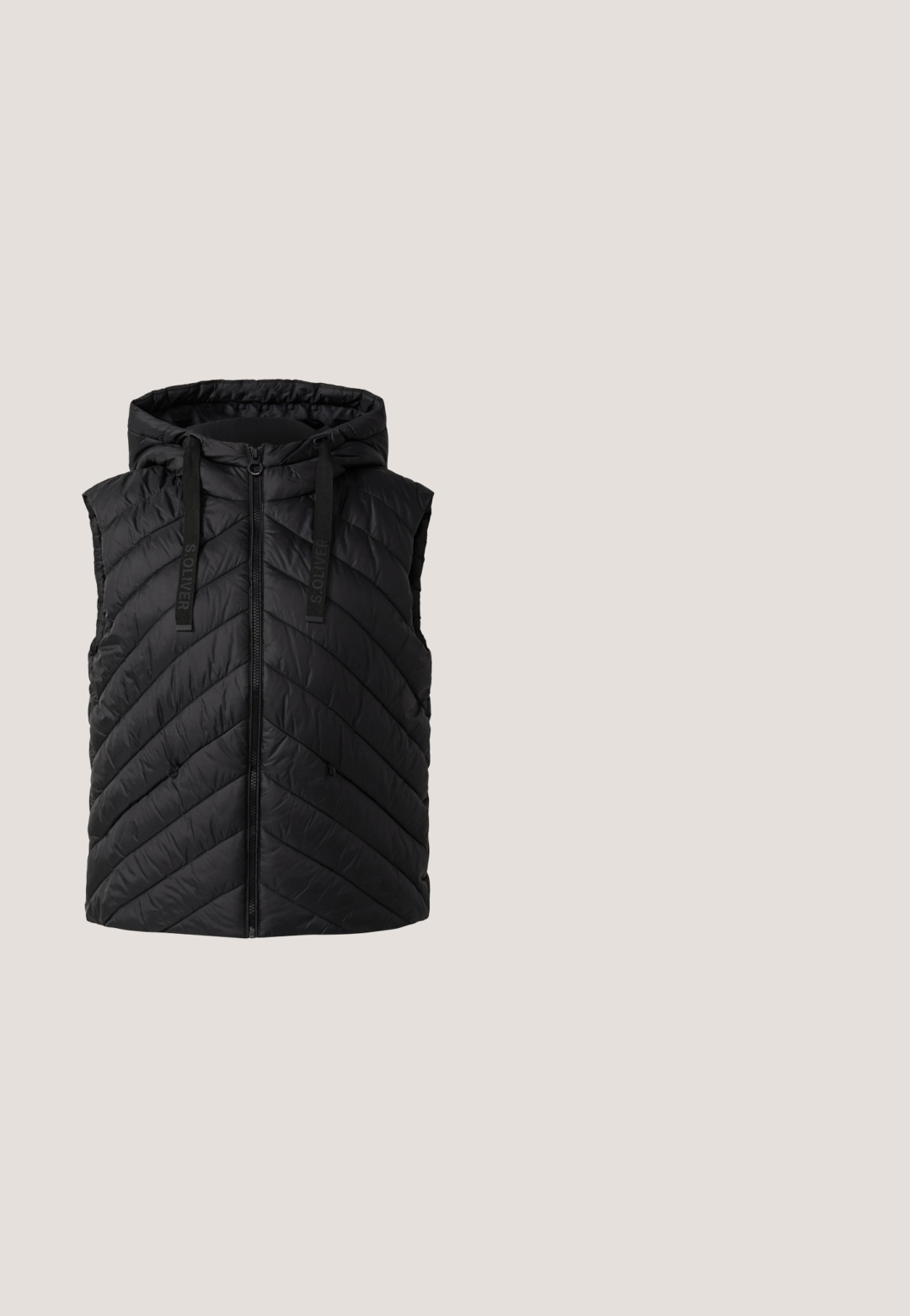 Gilet sans manches noir matelassé avec capuche, fermeture éclair avant et cordons de serrage sur la capuche, avec un détail textuel subtil.; Sweatshirt noir à manches longues avec un col haut et décontracté, doté de cordons noirs avec des embouts en métal.; T-shirt noir à manches longues en coton doux, avec un col rond et un design simple et sans couture, sans motifs ni accents.; Pantalons décontractés gris foncé avec taille à cordon et poches avant, coupe droite et motif chevron subtil.; Baskets de sport noires avec une combinaison de textures mate et vernie, accentuées par une fermeture éclair dorée et une semelle épaisse blanche avec des détails dorés.; Hexagona POP - Sac à main - black