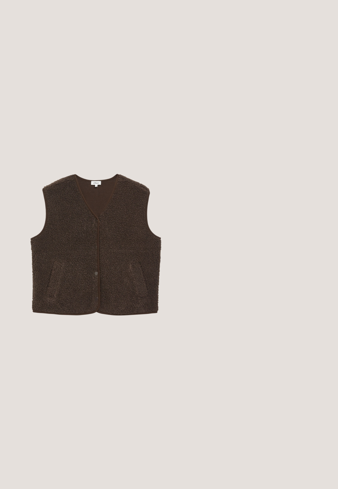 Bruine mouwloze fleecevest met drukknoopsluiting aan de voorkant en twee zijzakken, met een ronde hals en zacht, gestructureerd materiaal.; Bruin shirt met lange mouwen en horizontale crèmekleurige strepen. Gemaakt van zachte stof met een ronde hals en een regulier model.; Lichtblauwe denim wijde jeans met een hoge taille, voorzien van vijf zakken, zichtbare stiksels en opgerolde zomen bij de manchetten.; Beige suède sneaker met witte pluizige strepen en voering, witte veters en een getextureerde lichtbruine rubberen zool.; Rechthoekige zonnebril met donkerbruin getinte glazen en een dunne schildpaddenframe, gefotografeerd van voren op een witte achtergrond.; Bruine suède handtas met een rechthoekige vorm, twee bovenhandvatten, ritsluiting en een gladde textuur. Bevat geen zichtbare hardware of patronen.