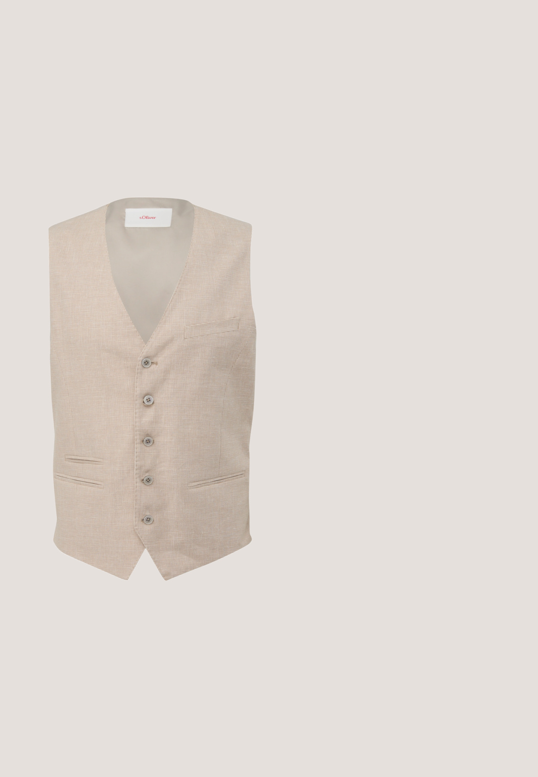 s.Oliver Gilet - sandstein; Beige overhemd met lange mouwen, zwarte knopen, een borstzak aan de linkerkant en een klassieke kraag.; Beige gepaste broek met rits, enkele knoopsluiting en riemlussen. Soepele stof met een rechte pasvorm en geen zichtbare patronen.; Beige suede instapper met een ronde neus en een lage witte rubberen zool; bevat stikdetails en heeft een zachte textuur.; Bruine leren duffeltas met dubbele handvatten, zilveren ritssluiting en een klein aangehecht leren label op een witte achtergrond.; Beige suède geweven leren riem met een donker metalen rechthoekige gesp en klein Tommy Hilfiger-logo op de riemlus.