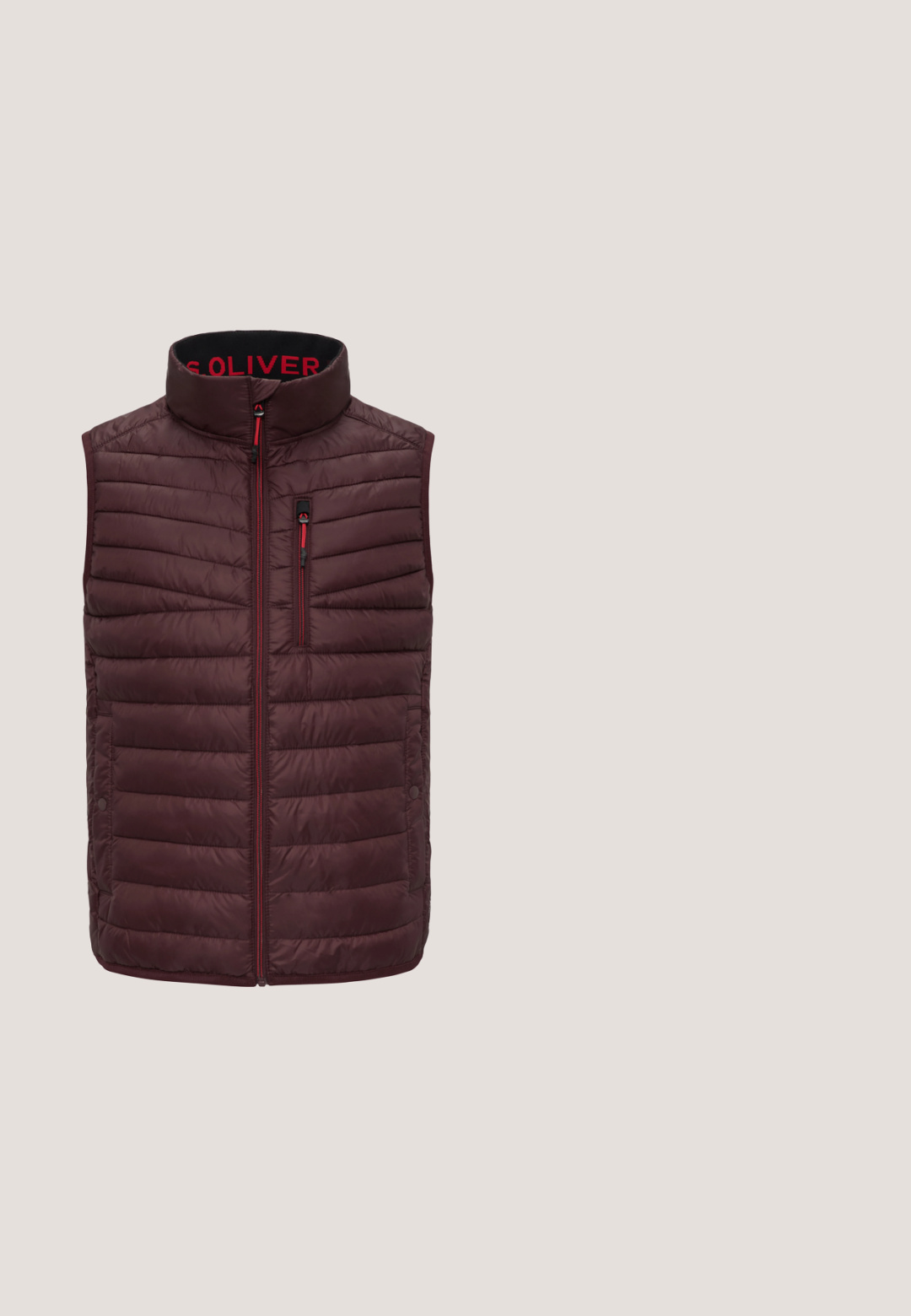 Gilet isolé bordeaux avec un col haut, un design matelassé horizontal, une fermeture éclair à l'avant et une poche poitrine zippée. Détails accentués en rouge.; Pull gris clair en tissu tricoté doux. Présente des poignets et un ourlet côtelés, avec le logo brodé "Pepe Jeans London 73" sur le devant.; Chemise à rayures verticales beige et blanche, à manches longues, boutonnée, avec col pointu et poignets boutonnés sur fond blanc.; Jean en denim bleu foncé avec une coupe slim, doté d'un design classique à cinq poches et d'une fermeture à bouton en métal à la taille.; Baskets en cuir noir avec accents marron, panneau en suede texturé et semelle en caoutchouc. Présente une fermeture à lacets et un logo de la marque sur le côté.; Sac bandoulière compact gris foncé avec sangle noire réglable, poche zippée frontale et panneau de base en cuir.