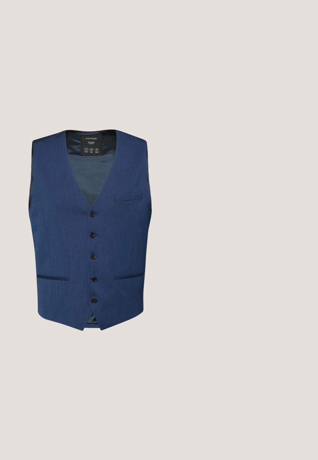 Blaues maßgeschneidertes Herrenweste mit fünf schwarzen Knöpfen, drei eingeschnittenen Taschen und V-Ausschnitt, präsentiert vor weißem Hintergrund.; Boggi Milano Hemd - light blue; Dunkelblaue, schmal geschnittene Herrenhose mit Knopfverschluss, Gürtelschlaufen und Seitentaschen, auf einem weißen Hintergrund präsentiert.; Blauer Wildleder-Slipper mit beiger Sohle, Mokassin-ähnlicher Naht und niedrigem Absatz, seitlich auf weißem Hintergrund dargestellt.; Schwarze Sonnenbrille mit blau verlaufenden Gläsern, runder Form und goldenen Akzenten an den Bügeln. Hergestellt aus Plastik mit glatter Oberfläche.; Woven blauer Gürtel mit schwarzen Lederakzenten, ausgestattet mit einer Metallschnalle. Das Design umfasst ein strukturiertes Zopfmuster für Flexibilität.