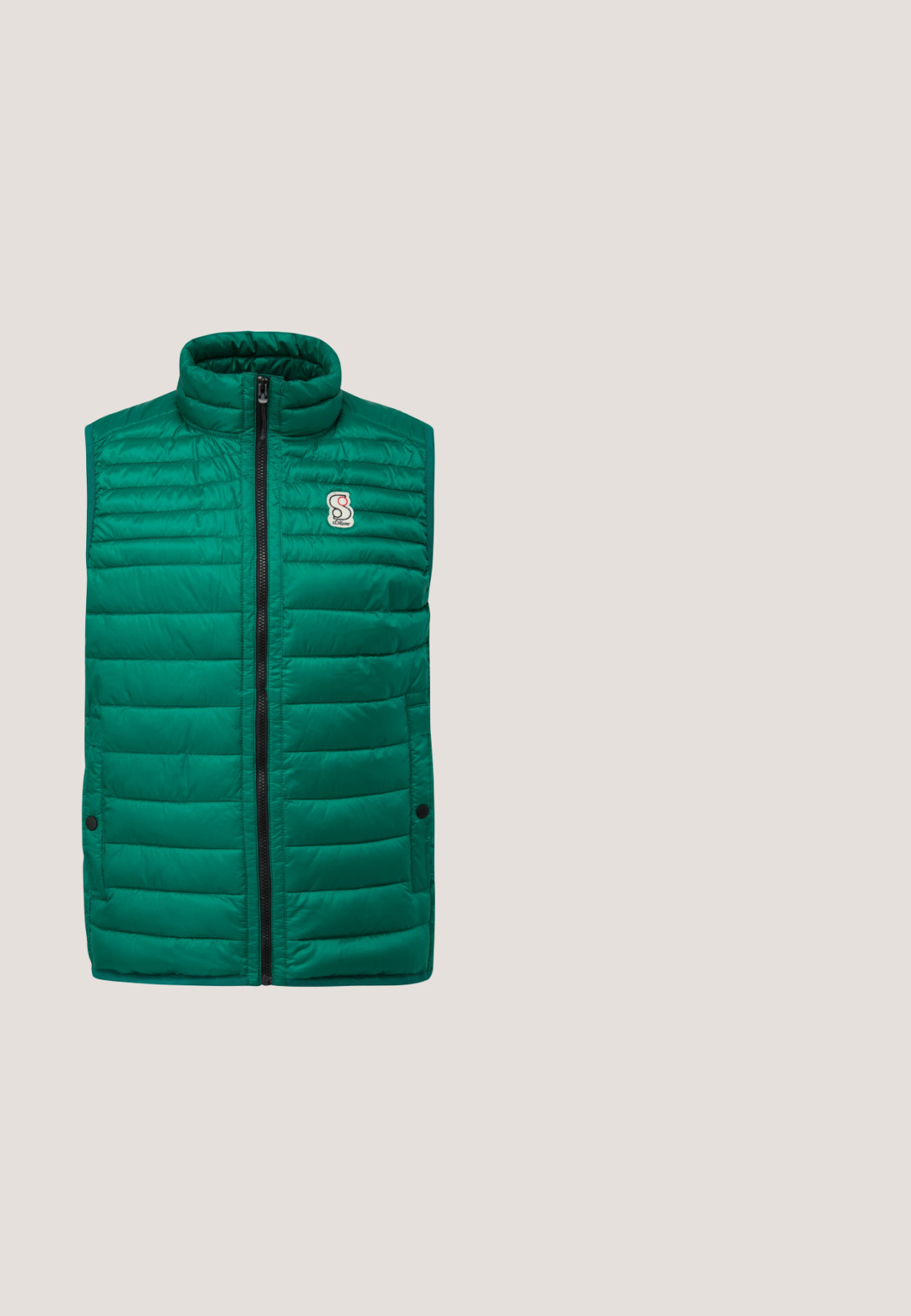 Grüne gepolsterte Weste mit hohem Kragen, Frontreißverschluss und horizontalem Steppmuster. Verfügt über ein Logo-Patch und Druckknopf-Akzenten.; Dunkelgrüner Pullover mit strukturiertem Strickmuster, Rundhalsausschnitt, langen Ärmeln und einem kleinen Logopatch auf dem linken Ärmel.; Dunkelgrünes Poloshirt mit roten und weißen Besätzen an Kragen und Ärmeln, Knopfleiste vorne und weißem "Forever Summer" Schriftzug auf der Brust.; Dunkelblaue Denim-Jeans mit klassischem gerade geschnittenem Schnitt, Fünf-Taschen-Design und leichtem Verblassen an den Beinen. Mit Knopf- und Reißverschluss.; Grüner und dunkelgrüner Sneaker mit niedrigem Schaft, weiß gepolstertem Kragen, schwarzen Schnürsenkeln, brauner Sohle und weißem Sergio Tacchini-Logo an der Seite.; Kompakte grüne vertikale Tasche mit vorderer Reißverschlusstasche, strukturiertem Stoffpaneel und "Piquadro"-Logo auf der rechten Seite.