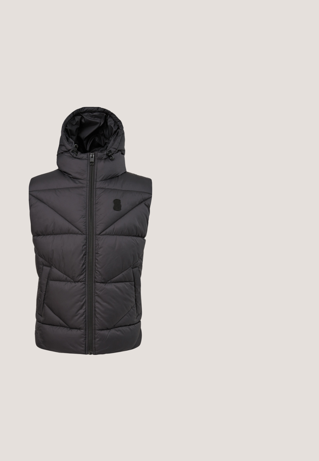 Gepolstertes schwarzes Westchen mit Kapuze, ausgestattet mit einem Frontreißverschluss, Seitentaschen und einem strukturierten, gesteppten Muster. Kleines Logo auf der Brust.; Schwarzer Kapuzenpullover aus Baumwolle mit einer Denim-Tasche auf der Vorderseite und weißem Logo-Text "KARL LAGERFELD JEANS" auf der Brust.; Schwarzes kurzärmeliges T-Shirt mit roten und blauen horizontalen Streifen und dem Text "TOMMY HILFIGER" über der Brust mit Logo in der Mitte.; Dunkelblaue Denim-Jeans mit geradem Schnitt, ausgestattet mit fünf Taschen, einem Knopfverschluss und dezentem Verblassen an den Oberschenkeln. Klassische Steppnähte.; Weiße Sneaker mit einem glatten Lederoberteil, grauem Wildleder in der Zehen- und Fersenpartie, grünem Zungenanhänger und einer strukturierten Gummisohle.; Schwarze, rechteckige Polyester-Tasche mit Reißverschluss, Vordertasche und einem Logopatch. Inklusive einer Schlaufenhandhabung für einfaches Tragen.