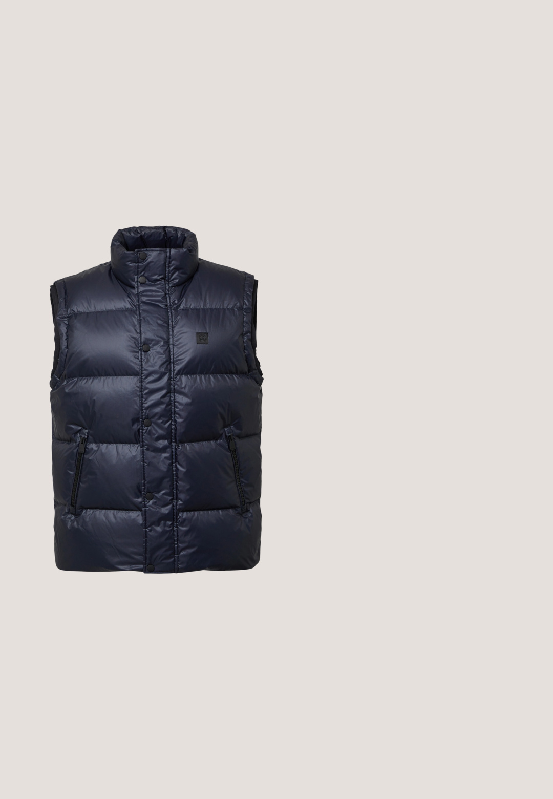 Gilet rembourré bleu marine avec col montant, fermeture à boutons sur le devant et deux poches latérales zippées ; présente un logo sur la poitrine.; Pull-over en bleu marine avec un col haut et une fermeture éclair mi-longue. Présente une texture côtelée et des manches longues. Design minimaliste sans motifs.; T-shirt bleu marine à manches courtes en texture mesh respirante, avec un col rond et une coupe décontractée. Design minimaliste, sans graphismes visibles.; Jean en denim bleu clair avec une coupe droite, design à cinq poches et détails de couture subtils. Le tissu a une texture lisse et classique.; Baskets pour hommes avec une tige en cuir blanc, des accents en suède gris, des détails bleu marine, des lacets plats et une semelle en caoutchouc texturé.; The Chesterfield Brand ARENDAL UMHÄNGE - Sac bandoulière - navy