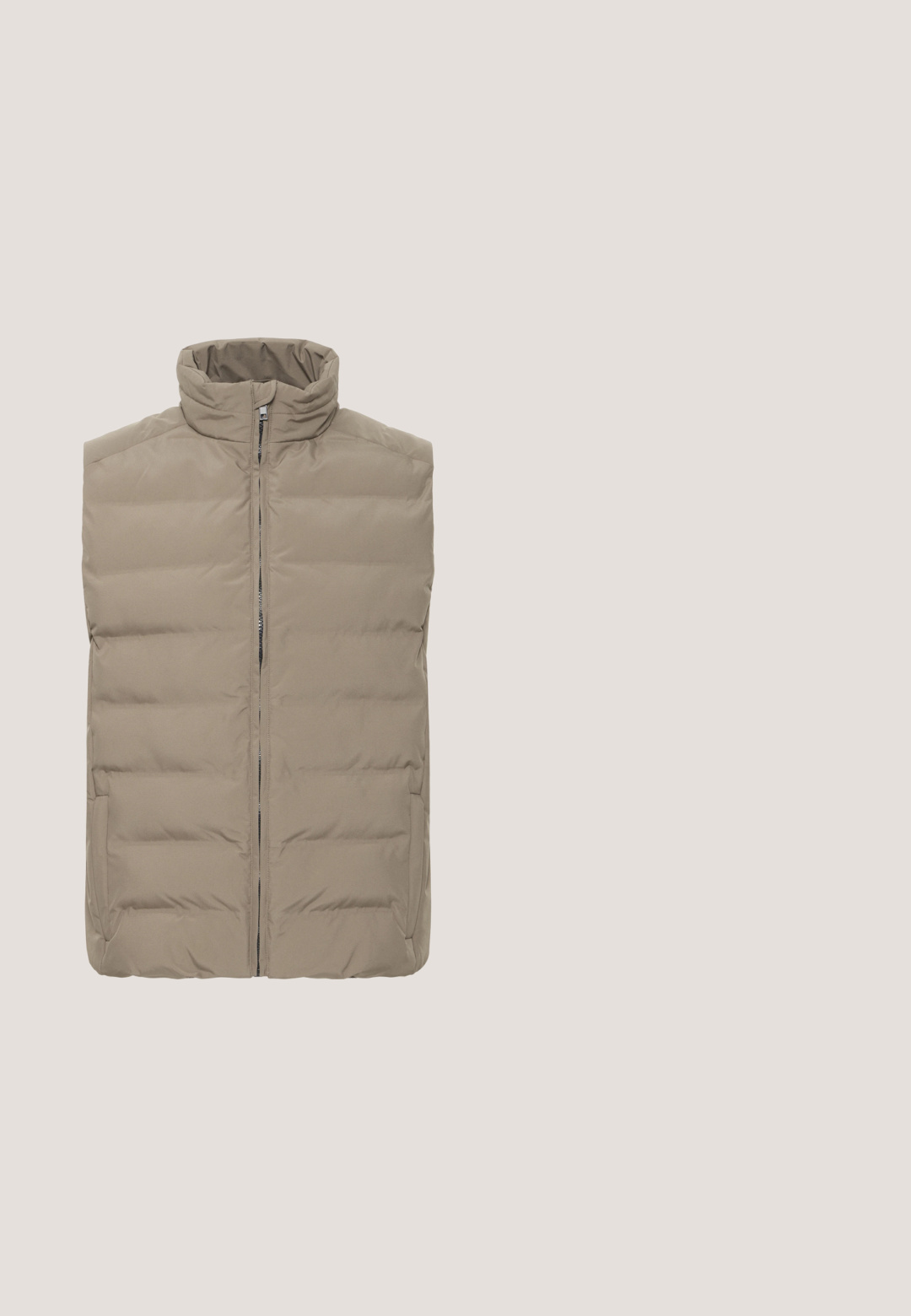 Ærmeløs beige polstret vest med høj krave og lynlåslukning foran, designet til varme og let komfort.; Brun lynlås sweater med høj krave, lavet af struktureret strikstof. Har lange ærmer og en tætsiddende design.; Beige kortærmet T-shirt med rund hals og brystlomme samt ribbet kant, vist på hvid baggrund.; Khaki chinos lavet af et blødt bomuldsblandingsstof, der har et klassisk design, forlommer og en lynlås med knaplukning.; Hackett London RUNNER - Sneakers - off white; Lysebrun rektangulær toilettaske med brun læderkant, sidehåndtag og frontmærke i læder prentet med "Howard London."