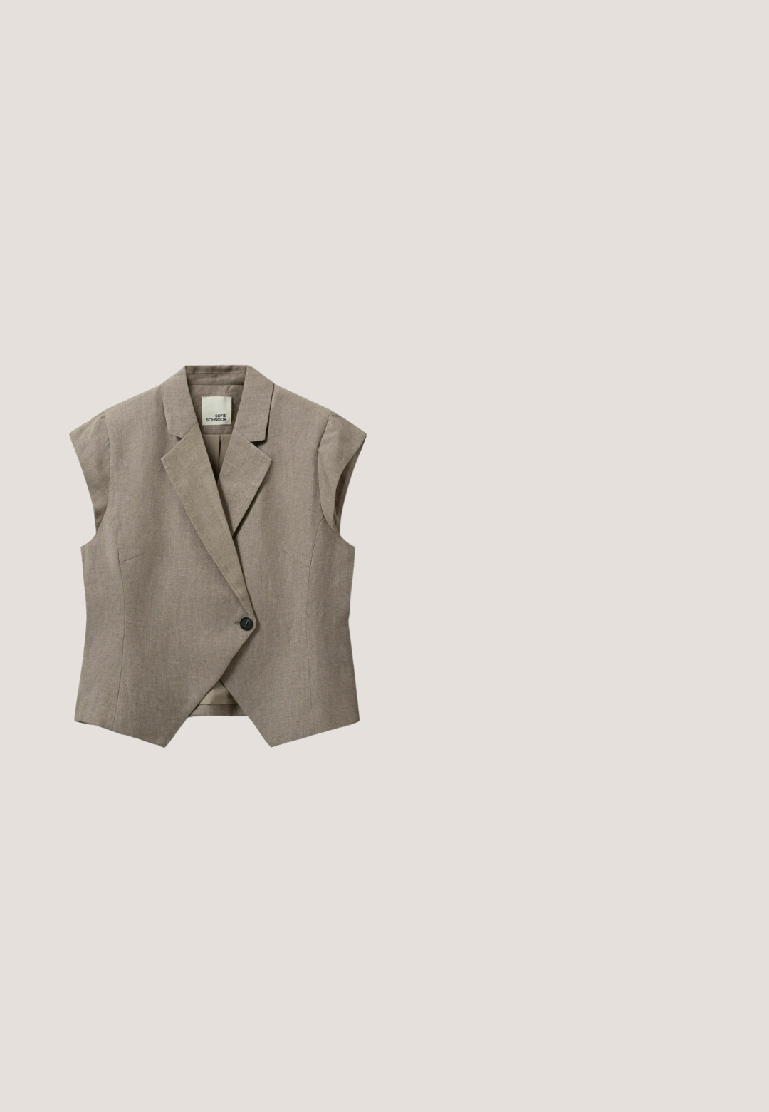 Mouwloos beige op maat gemaakt vest met notch-reverskraag en enkele zwarte knoopsluiting, gemaakt van gestructureerde stof.; Gebreide top in crèmekleur met korte mouwen en golvend textuuraccent dat verticaal middenvoor en langs de mouwen loopt.; Witte hoge taille wijde pijpen jeans met een rits en knoopsluiting aan de voorkant, twee voorke pockets en lussen voor een riem.; Bruine mule met open teen, gekruiste bandjes en een slanke hoge hak, getoond op een witte achtergrond.; Rechthoekige schildpadzonnebril met donkerbruine glazen en slanke pootjes, afgebeeld tegen een witte achtergrond.; Donkerbruine leren handtas met een bovenhandvat en een verstelbare schouderriem met een kleine gouden gesp.