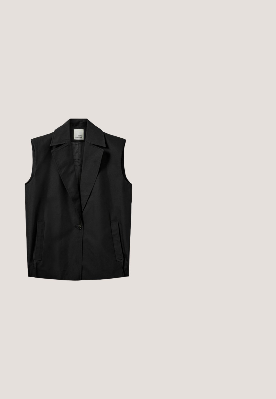 Schwarzer ärmelloser Blazer mit weitem Revers, Ein-Knopf-Verschluss und Seitentaschen, flach auf weißem Hintergrund liegend.; Schwarz-weißes ärmelloses Stricktop mit vertikalem Streifenmuster und rundem Ausschnitt auf weißem Hintergrund.; Schwarze weite Hose aus glattem Stoff mit elastischem Bund und ohne sichtbare Taschen. Gerade Form mit sauberem Finish.; Schwarze flache Flip-Flop-Sandale mit einem einzelnen breiten Riemen und Zehensteg auf weißem Hintergrund.; Schwarze Cat-Eye-Sonnenbrille mit dunklen Gläsern und dünnen goldfarbenen Metallbügeln, leicht nach rechts geneigt auf weißem Hintergrund.; Schwarze gewebte Leder-Umhängetasche mit einem geflochtenen Träger und weicher, lässiger dreieckiger Form vor weißem Hintergrund.