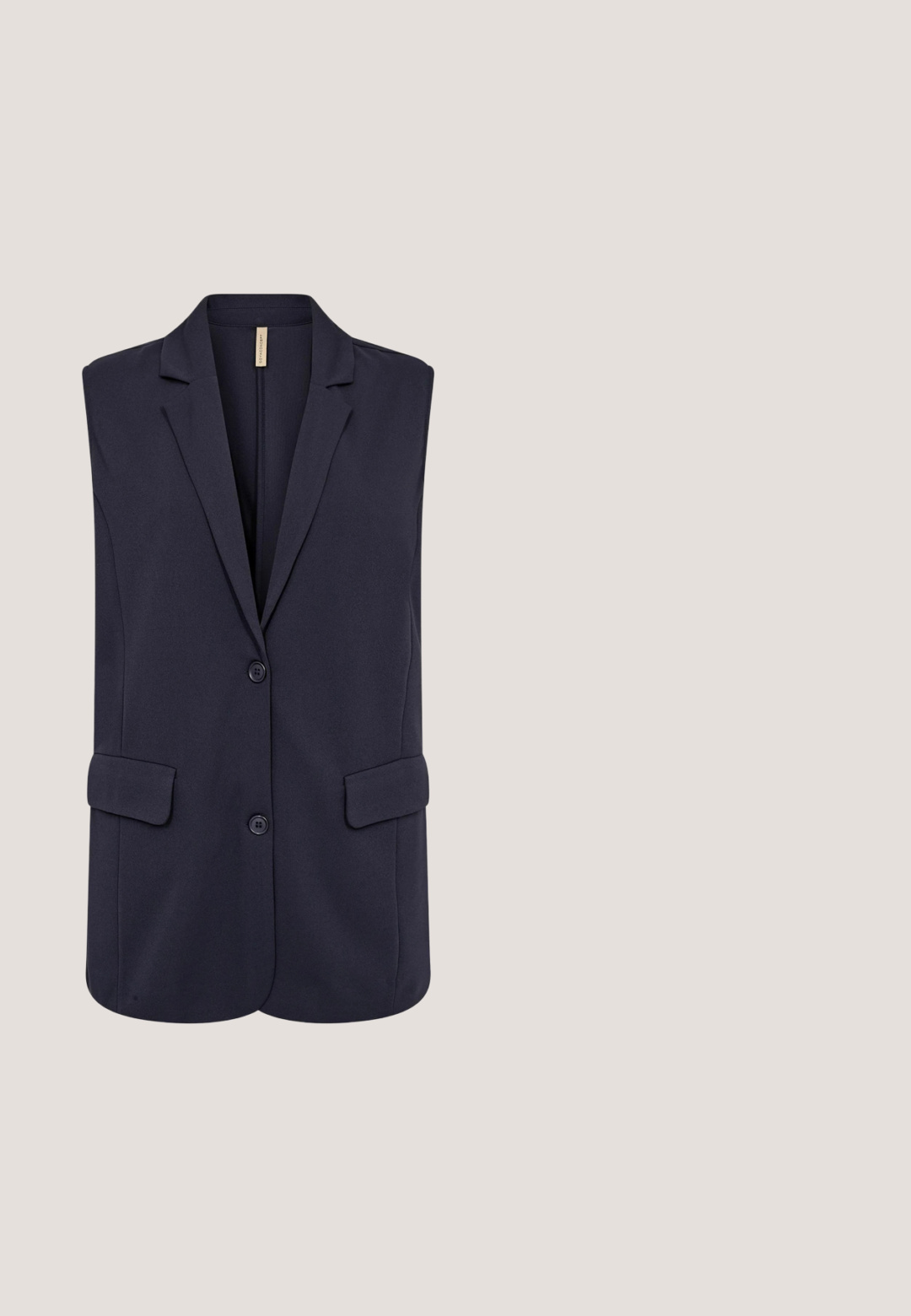 Soyaconcept SIHAM - Vest - navy; Marineblå kortærmet t-shirt med rund hals, lavet af blødt stof, med en afslappet pasform og raglanærmer for bevægelsesfrihed.; Mørkeblå bredbenede bukser lavet af blødt materiale, med en elastisk talje med snor og subtile folder for ekstra detalje.; Nøgen hæl sandal med åben tå og gennemsigtig overdel samt slank hæl, der har en glat tekstur og minimalistisk design.; Katteøje-solbriller med et skildpaddemønster, gradient brune linser og sorte accenter på stellet. Har brede, rundede linser.; Stor navyblå tote-taske med to lange justerbare brune læderremme på hvid baggrund.