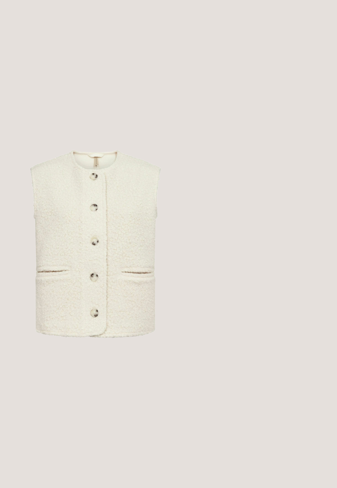 Ærmeløs cremefarvet tekstureret vest med rund halsudskæring, fem knapper foran og to slidserlommer i taljehøjde.; Cremefarvet sweater med høj krave, halv lynlås og struktureret kabelstrik mønster. Ribbet manchetter og kant med et diskret logo.; Cremefarvet langærmet turtleneck top med slim fit og glat stoftekstur, præsenteret på en ensfarvet hvid baggrund.; Lys beige kabelstrikkede bukser med en bred talje, der har hævede teksturmønstre og en afslappet, lige pasform.; Beige ankelstøvle lavet af ruskind med en blød indre foring, rund tå og flad gummisål. Har en bageste træksløjfe og syninger.; Beige og hvid lærreds-tote taske med to lange beige læderhåndtag, en læderlap foran og lille sølvfarvet brandlogo.