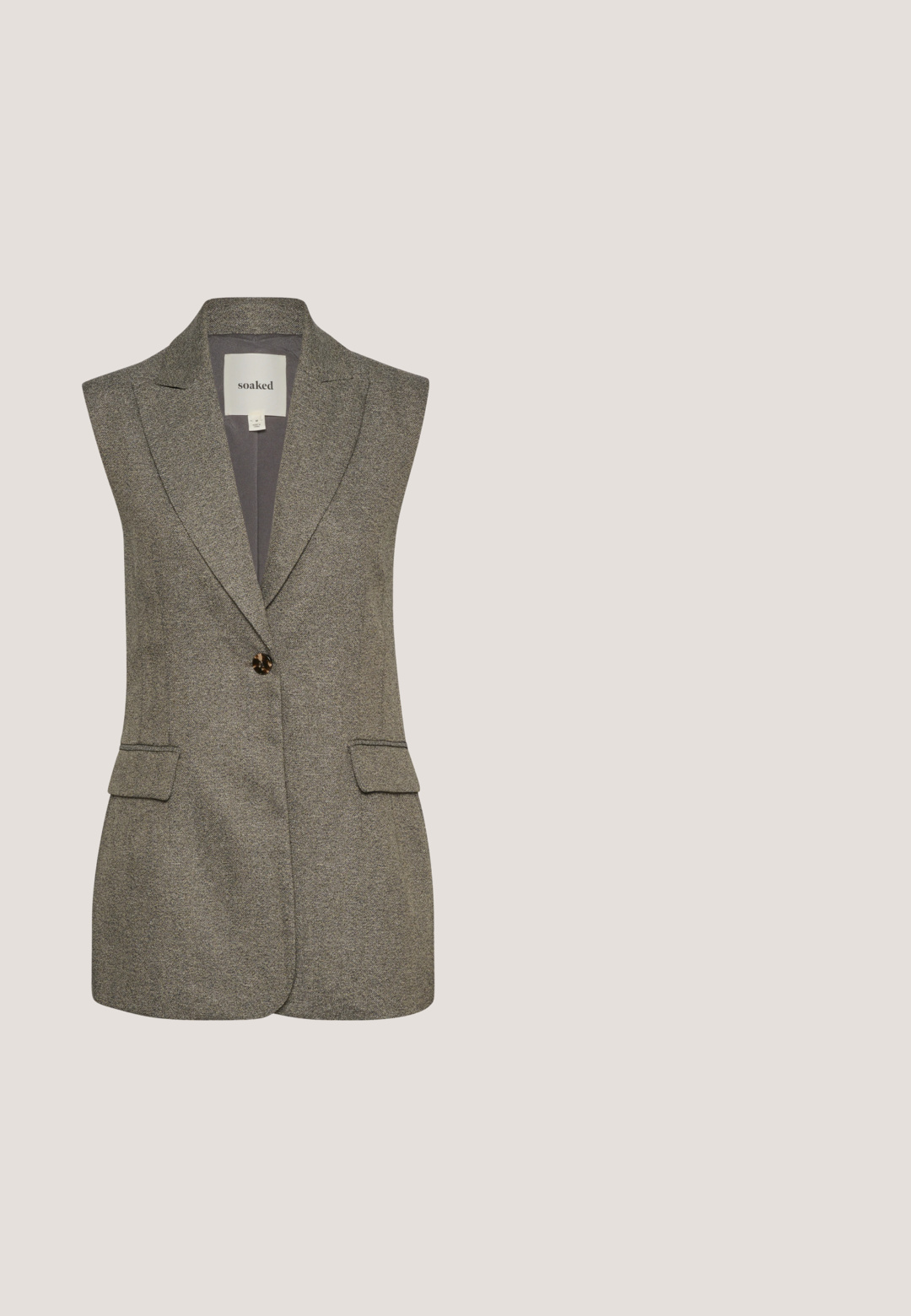 Mouwloze grijze blazer met een gestructureerd patroon, sluiting met één knop en twee voorzakken. Voering met een klassieke kraagontwerp.; Grijze longsleeve coltrui, gemaakt van zachte stof. Heeft een relaxte pasvorm met een omgevouwen col en een gladde textuur.; Wijde broek van een geblokt stof in bruin en beige tinten, met plooien en een fitted taille.; Bruine suède instapschoenen met een gestikt moccasin-neus, platte zwarte rubberen zool en een decoratieve bovenband en detail.; Rechthoekige zonnebril met schildpadschelpmotief, donkere getinte glazen en dikke monturen, schuin geplaatst op een witte achtergrond.; Donkerbruine leren handtas met korte handvatten, afneembare schouderriem en klein goudkleurig tekstlogo middenvoor.