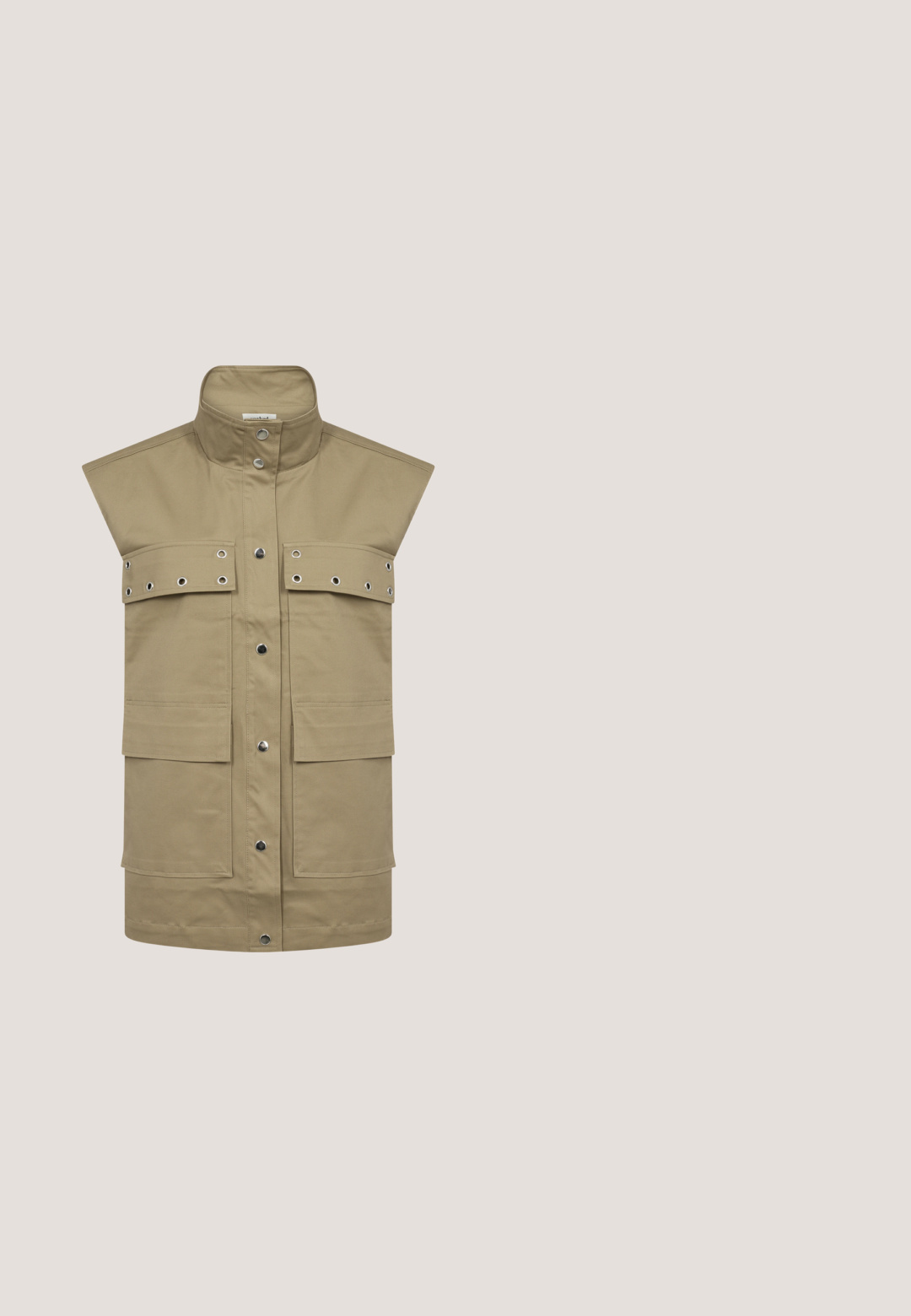 Khaki ærmeløs vest lavet af slidstærkt stof, med store frontlommer, trykknaplukning og metaløje-detaljer.; Beige bomulds t-shirt med korte ærmer og rund hals. Forsiden har et grafisk print med tekst og en blank detalje. Blød tekstur.; Lysbeige strækbukser med en afslappet pasform, der har en elastisk talje med en bundet detalje og sidelommer. Glat tekstur.; Hvide lædersneakers med rund tå, struktureret overdel og gummisål. Har hvide snørebånd, logodetalje og kontrasterende brune accenter på sålen.; Solbriller med geometrisk design, gennemsigtig grå stel, brunt tonede linser og solide arme. Har en udtalt brynlinie.; Beige taske i kunstlæder med sorte detaljer, dobbelte håndtag, en guldfarvet logo-medaljon og en aftagelig rund pung med blomsterdesign.