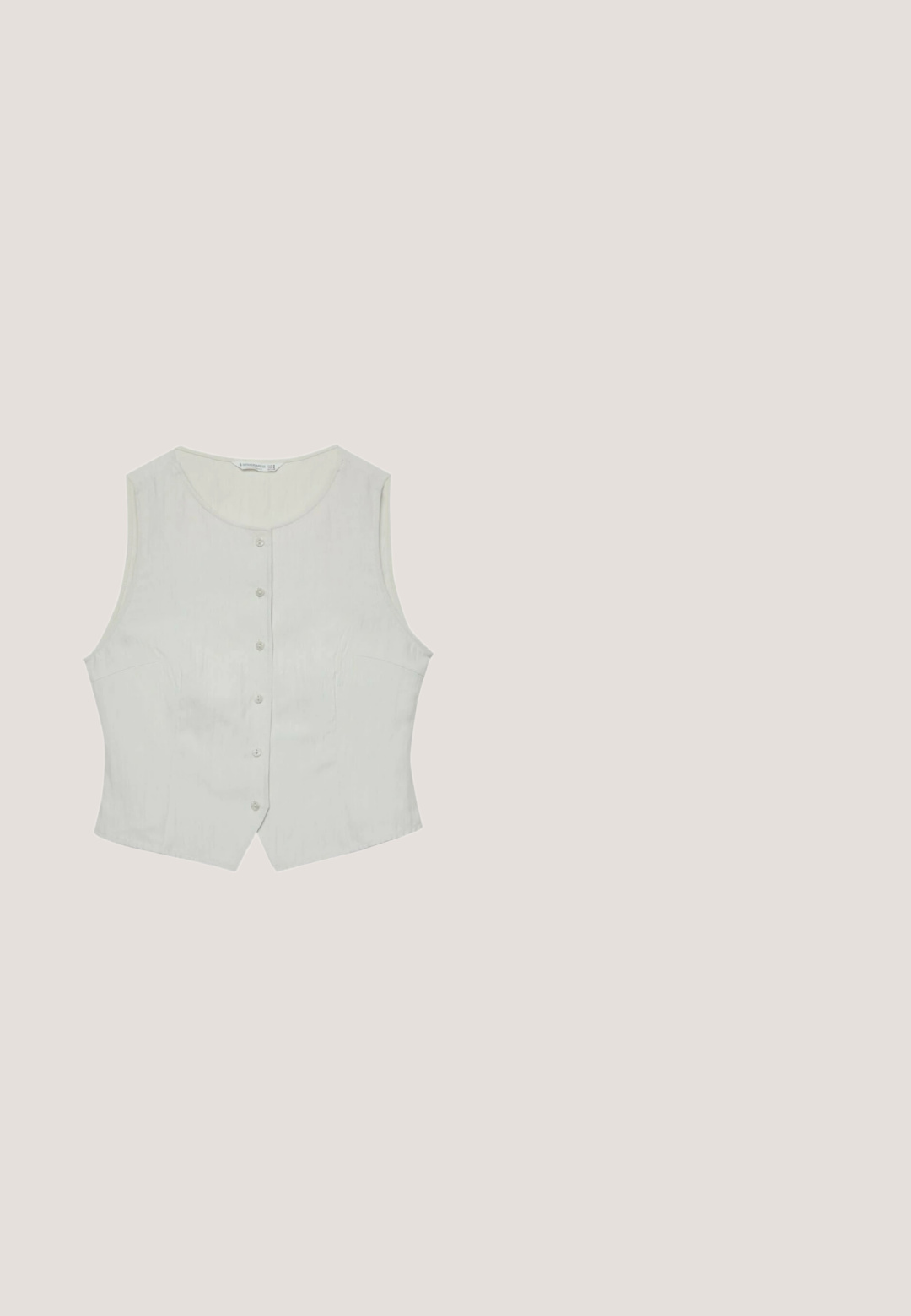 Haut sans manches gris clair avec un col rond, doté d'une fermeture à boutons à l'avant et d'une coupe ajustée. Fabriqué dans un tissu lisse, il possède des poches latérales discrètes.; Polo sans manches en maille beige avec trois boutons marron et un ourlet côtelé, posé à plat sur un fond blanc.; Pantalon blanc à jambes larges avec une taille à cordon dotée de petits détails en perles aux extrémités.; Sandale plate marron avec une semelle plate, fabriquée en matériau lisse. Présente deux brides croisées pour un design à bout ouvert. Design simple.; Lunettes de soleil rectangulaires beiges avec des verres marron et de petits cristaux décoratifs près des charnières, présentées sur un fond blanc.; Petit sac à main tissé beige avec poignées en cuir, bandoulière amovible et une étiquette de bagage en cuir à l'avant.