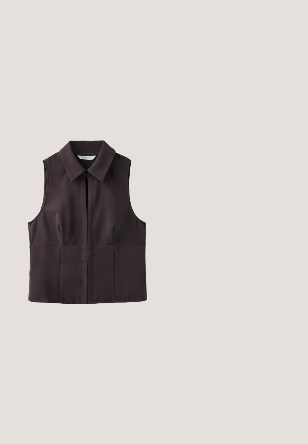 Gilet noir sans manches taillé sur mesure avec col pointu et fermeture avant cachée, présenté sur fond blanc.; Veste courte marron à manches longues avec trois boutons, larges poignets et col cranté, présentée sur fond blanc.; Pantalon marron à jambes larges en tissu lisse ; présente des plis avant et une taille standard. Design minimaliste sans fermetures visibles.; Sandale à talon en cuir verni noir avec bride entre les orteils et un talon petit kitten élancé de hauteur moyenne, vue de côté sur fond blanc.; Lunettes de soleil ovales en écaille avec des montures fines et des verres légèrement teintés, présentées sur un fond blanc.; Sac à main en cuir marron foncé avec deux bandoulières et une fermeture éclair sur le dessus, sur fond blanc.