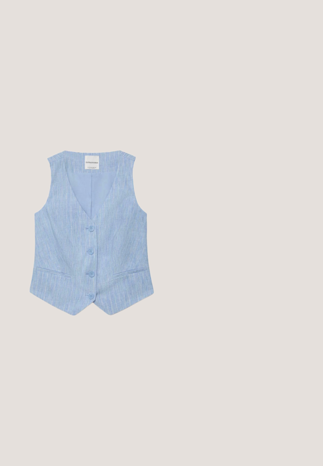 Gilet sans manches bleu clair avec un col en V, quatre boutons sur le devant et deux petites poches avant.; Haut sans manches en tricot bleu clair avec bordure blanche le long de l'encolure, des emmanchures et de l'ourlet, présentant une encolure carrée et une étiquette de marque à l'intérieur.; Pantalon large bleu clair avec taille élastique et cordon ajustable, présentant de fines rayures blanches verticales.; Mule lavande à bout ouvert avec petit talon et nœud décoratif sur la partie supérieure, vue de profil sur fond blanc.; Lunettes de soleil rectangulaires transparentes bleu clair avec des verres bleu foncé et le logo doré de Coach sur les branches décorées de petites taches de léopard.; Sac à main allongé bleu clair avec double poignée et fermeture à glissière sur le dessus, posé sur un fond blanc.