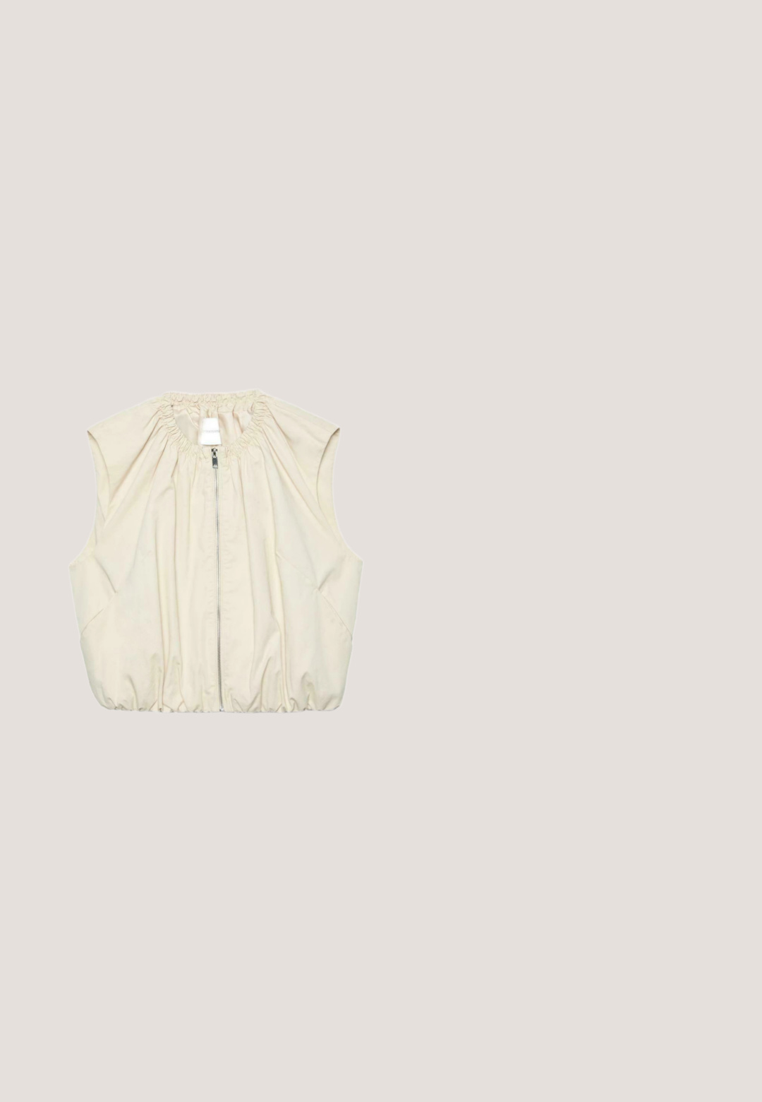 Gilet beige sans manches avec fermeture éclair devant, col et ourlet froncés élastiques, en tissu léger, posé à plat sur fond blanc.; Corset bustier sans bretelles de couleur blanc cassé, avec un col replié et une petite fente à l'avant au niveau de l'ourlet, comprenant des détails sur les coutures latérales.; Pantalon blanc à jambes larges avec taille élastique, présentant une texture subtile à pois et une bordure duveteuse aux ourlets.; Sandale blanche à bout ouvert avec bride entre les orteils ornée de sequins ronds blancs superposés et talon fin de hauteur moyenne.; Lunettes de soleil œil de chat couleur crème avec des verres marron reposant sur une surface blanche, inclinées pour montrer la vue de face et de côté.; Petit sac à main en tissu crème recouvert d’appliques florales superposées et d’une poignée en bois courbée.