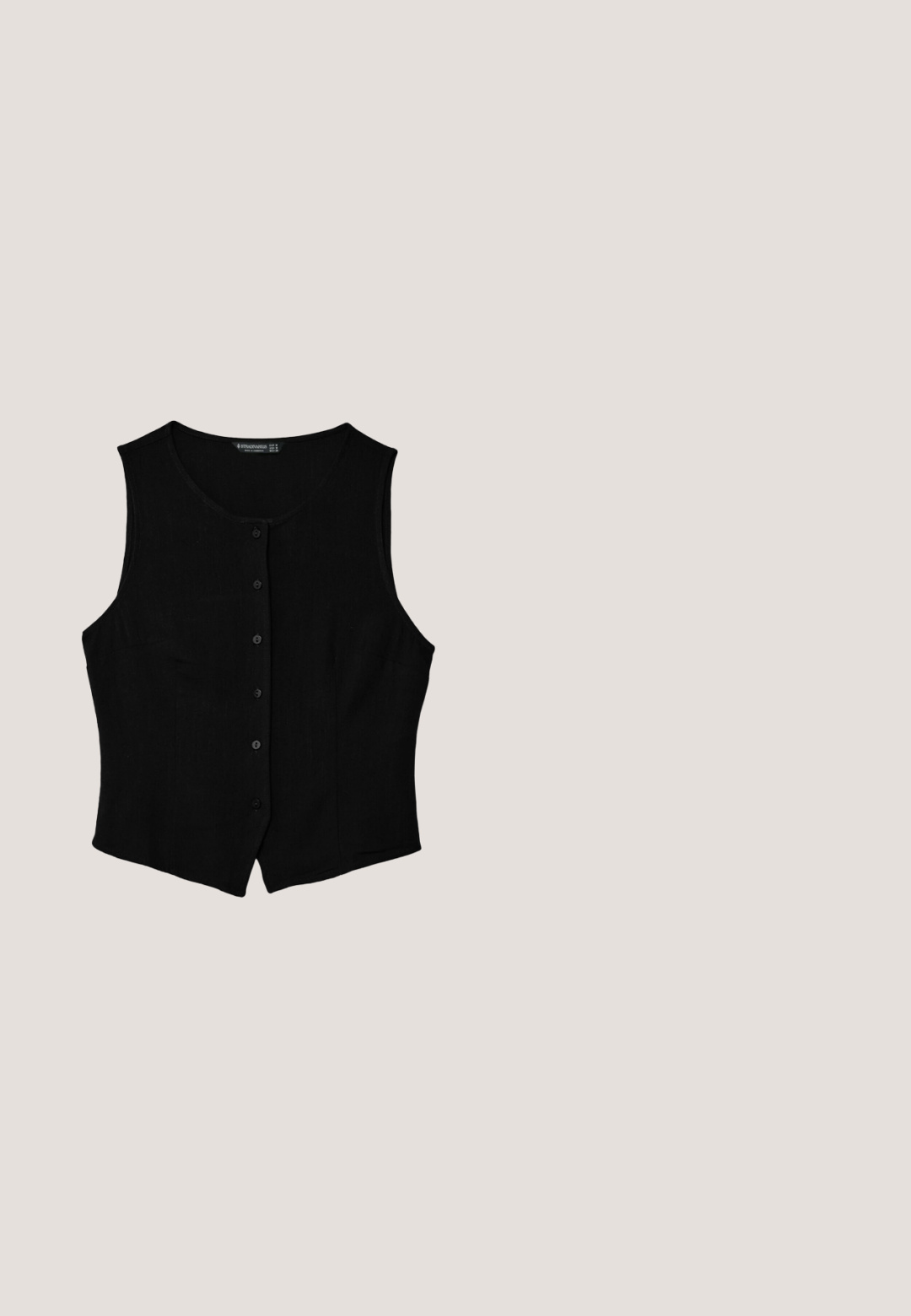 Veste noire sans manches à boutons avec encolure ronde et ourlet légèrement pointu, posée à plat sur fond blanc.; Stradivarius Débardeur - black; Pantalons noirs avec une taille élastique et un cordon de serrage, offrant une coupe décontractée et des poches latérales. Le matériau semble doux et léger.; Escarpin bride arrière en cuir verni noir avec bout pointu, talon fin et un accent métallique arrondi sur le dessus. Texture lisse.; Lunettes de soleil à monture en plastique noir avec des verres teintés foncés et un pont étroit, vues de face sur un fond blanc.; Sac à main tissé noir avec une anse unique tressée, forme rectangulaire et surface texturée brillante.