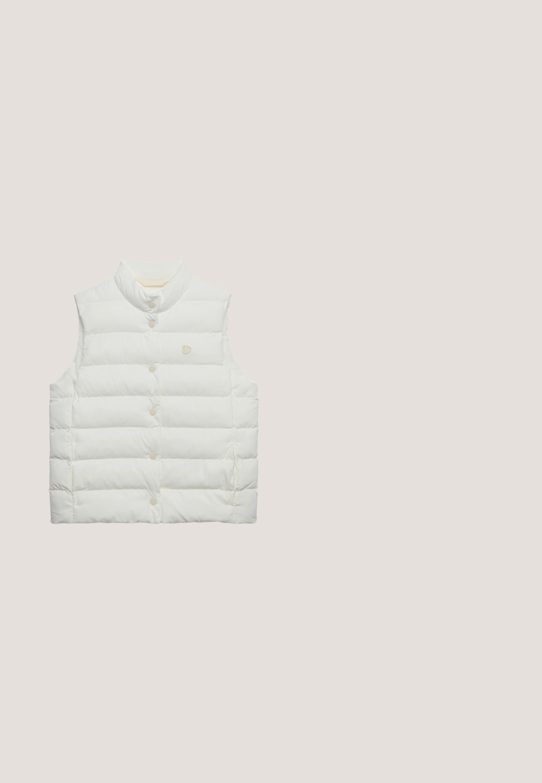 Close-up af hvid quiltet stof med to runde knapper og et lille broderet logopatch.; Superdry & Co ATHLETIC ESSENTIALS  - Hættetrøje - grey marl; Beige langærmet top lavet af blødt stof med rund hals og raglanærmer, som har glatte sømme og et logo trykt på brystet.; Lys taupe højtaljede leggings med sømme og glat stof, præsenteret fladt på en hvid baggrund.; CAFèNOIR Sneakers - beige; Beige quiltet stof rejsetaske med to korte håndtag og en justerbar skulderrem, sat mod en hvid baggrund.