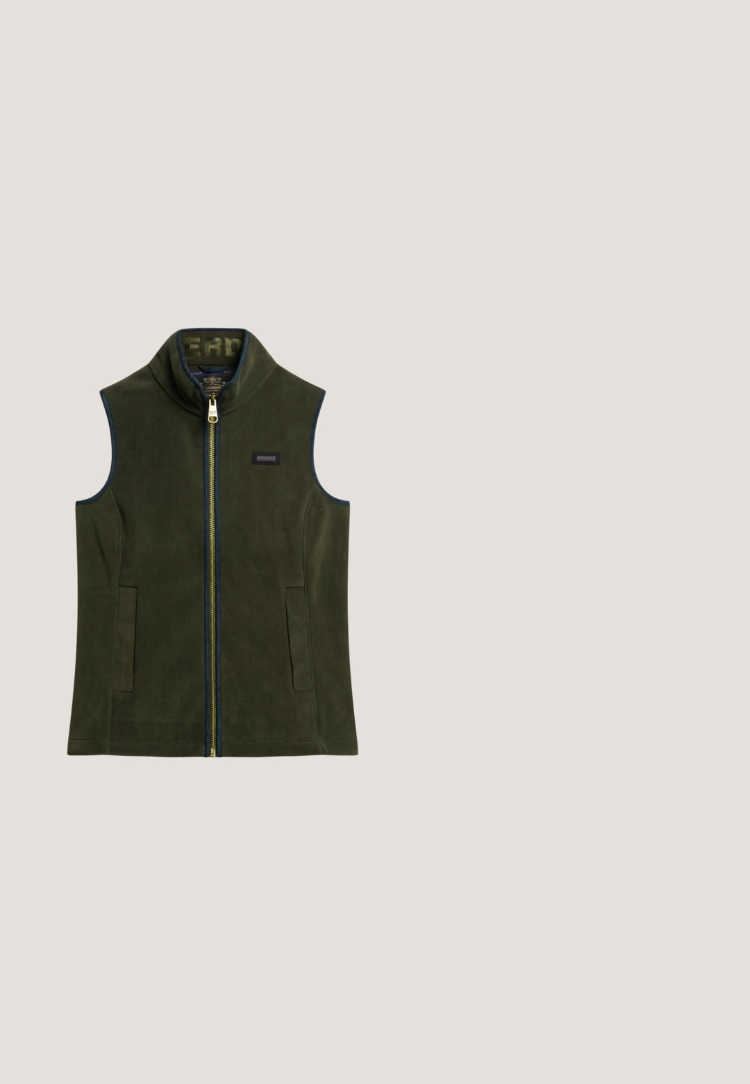 Mouwloze, olijfgroene fleece vest met een hoge kraag, gouden ritssluiting, zijzakken en marineblauwe afwerking langs de randen.; Groene en crèmekleurige gebreide trui met geometrische patronen, een ronde halslijn en geribde manchetten, met "SUPERDRY" prominent weergegeven.; Superdry & Co ATHLETIC ESSENTIALS RINGER - T-shirt print - turtledove cream slub; Verbleekte grijze losvallende jeans met een voorknop, ri loops, zijzakken en een cargozak op het rechterbeen.; Tan leren enkellaars met een bruine verhoogde kraag, metalen oogjes en een gestructureerde, duurzame zool. Bevat een logo nabij de hak.; Pepe Jeans Schoudertas - thyme green