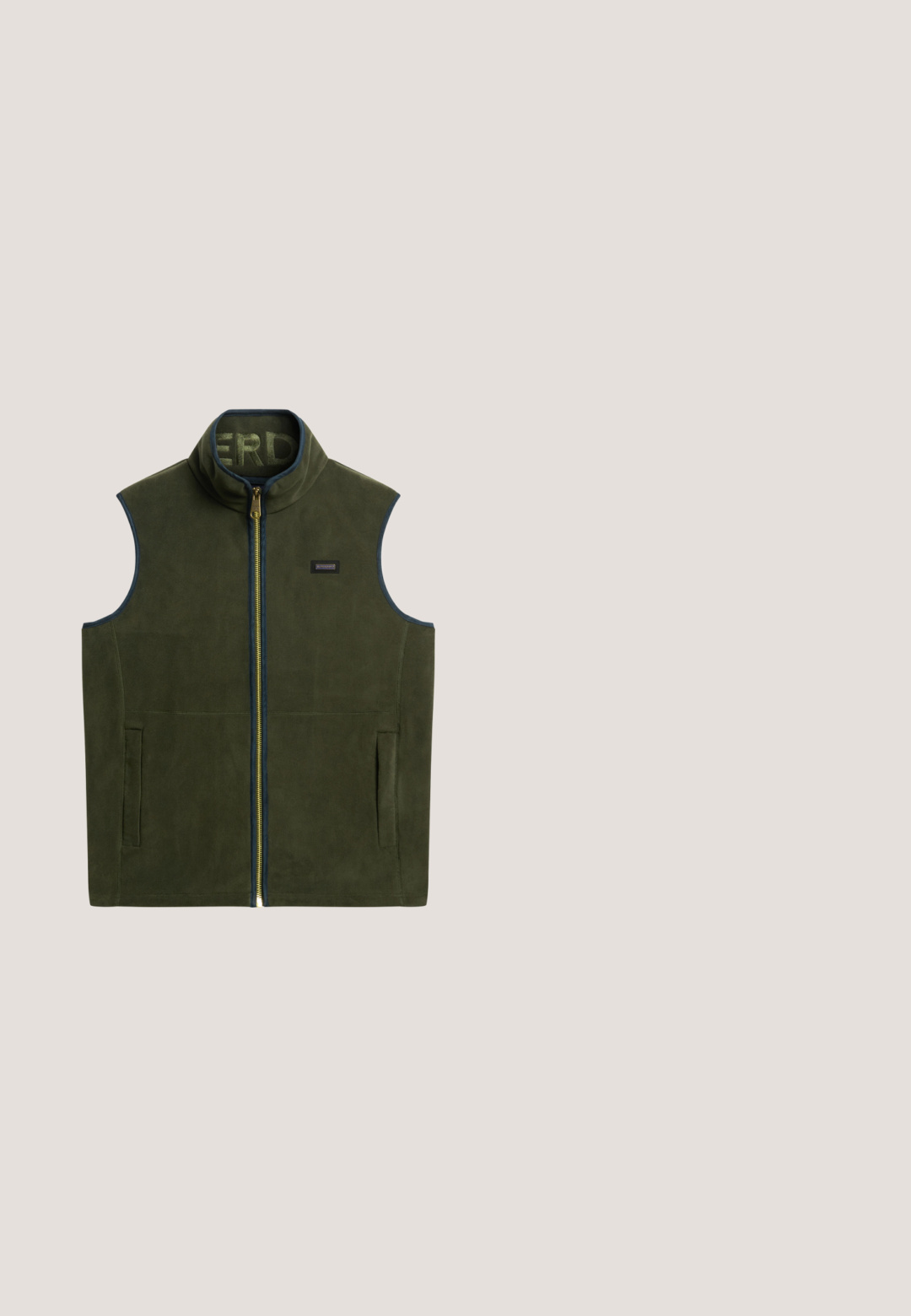 Olivengrøn ærmeløs vest lavet af et blødt materiale, med lynlås foran, høj krave og sidelommer med blå kant.; Olivenfarvet hættetrøje med klaplomme foran og hvid "ellesse" logo centreret på brystet.; Hvid bomulds t-shirt med et grafisk print i lilla, der viser en siddende figur med teksten "Obey" og "Stop Worry Now!" i sort.; Mørkeblå denim jeans, lige pasform, med fem lommer, knaplukning og kontraststikninger. Glat tekstur med et klassisk design.; Grønne ruskinds skate-sko med sorte detaljer, der har en tekstureret overdel, polstret krave og en hvid gummisål. Logoet er vist i orange.; Mørkegrønne rektangulære solbriller med gradient mørke linser og lige stænger, der er vinklet udad, på hvid baggrund.