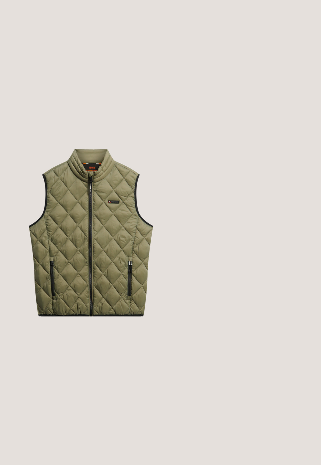 Veste matelassée olive avec un col haut, une fermeture éclair noire et des poches latérales. Présente un logo de marque subtil sur la poitrine, texture lisse.; Sweat à capuche vert foncé avec poche avant, cordons blancs, logo Napapijri et petit écusson du drapeau norvégien sur fond blanc.; Polo shirt blanc en coton texturé, avec une patte de boutonnage à trois boutons, des manches courtes et une patch logo noir sur la poitrine.; Pantalon cargo vert olive avec poches latérales à rabat, poches avant en biais, passants de ceinture et fermeture par bouton.; Baskets décontractées en tons verts et beiges avec des matériaux mélangés en daim et mesh, semelle beige et lacets blancs, impression du logo sur le côté.; Mallette rectangulaire vert foncé avec doubles poignées et grande poche en filet à l'avant, marquée d'une petite étiquette rectangulaire.