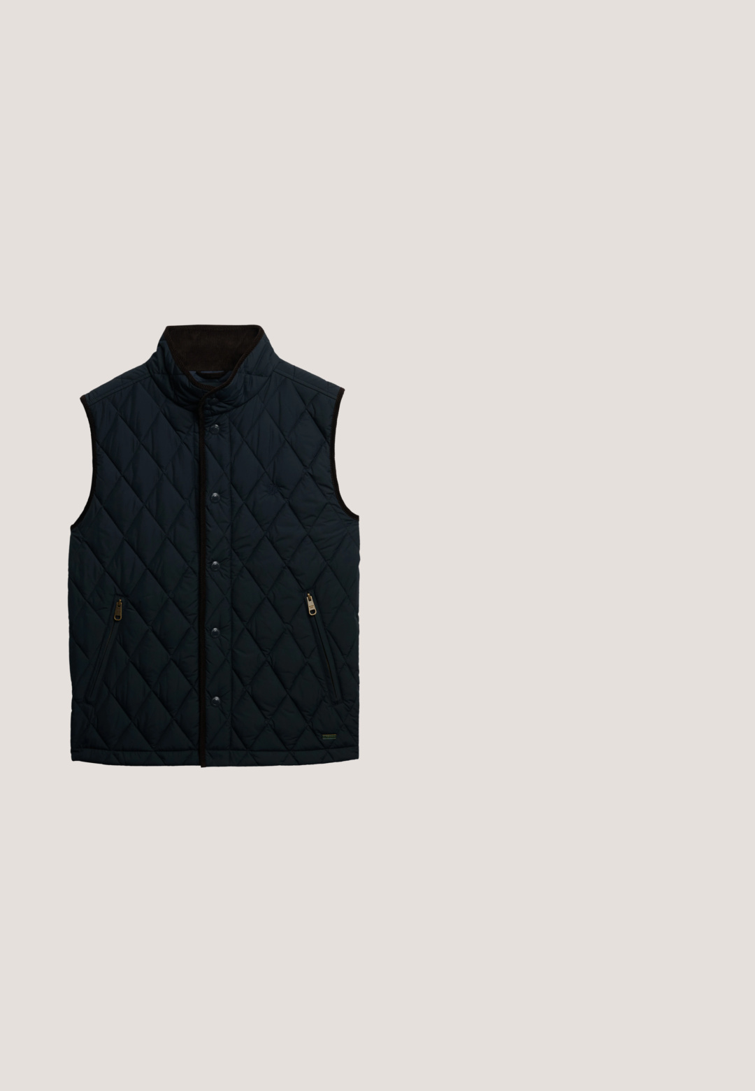 Quilted sort vest med høj krave, lynlåslommer i siden, trykknapper og kontrasterende brun kant. Letvægts og glat tekstur.; Mørkeblå langærmet crew neck sweatshirt med lille rød og hvid cirkulær logo på venstre bryst, ribbede manchetter og kant.; Marineblå T-shirt med korte ærmer og vandrette gradientstriber i blå og rød henover brystet med teksten "Tom Tailor".; Blå denimjeans med lige ben, slidt fordybning, kontraststing, fem lommer og en knaplukning.; Brun ruskindsneaker med marineblå tekstildetaljer, rundet snude, snørebånd og sidelukning med lynlås. Hvid mellemsål og tekstureret gummiydersål.; Sorte, rektangulære Tommy Hilfiger solbriller med mørke linser og diskrete sølvdetaljer på stellets arme.