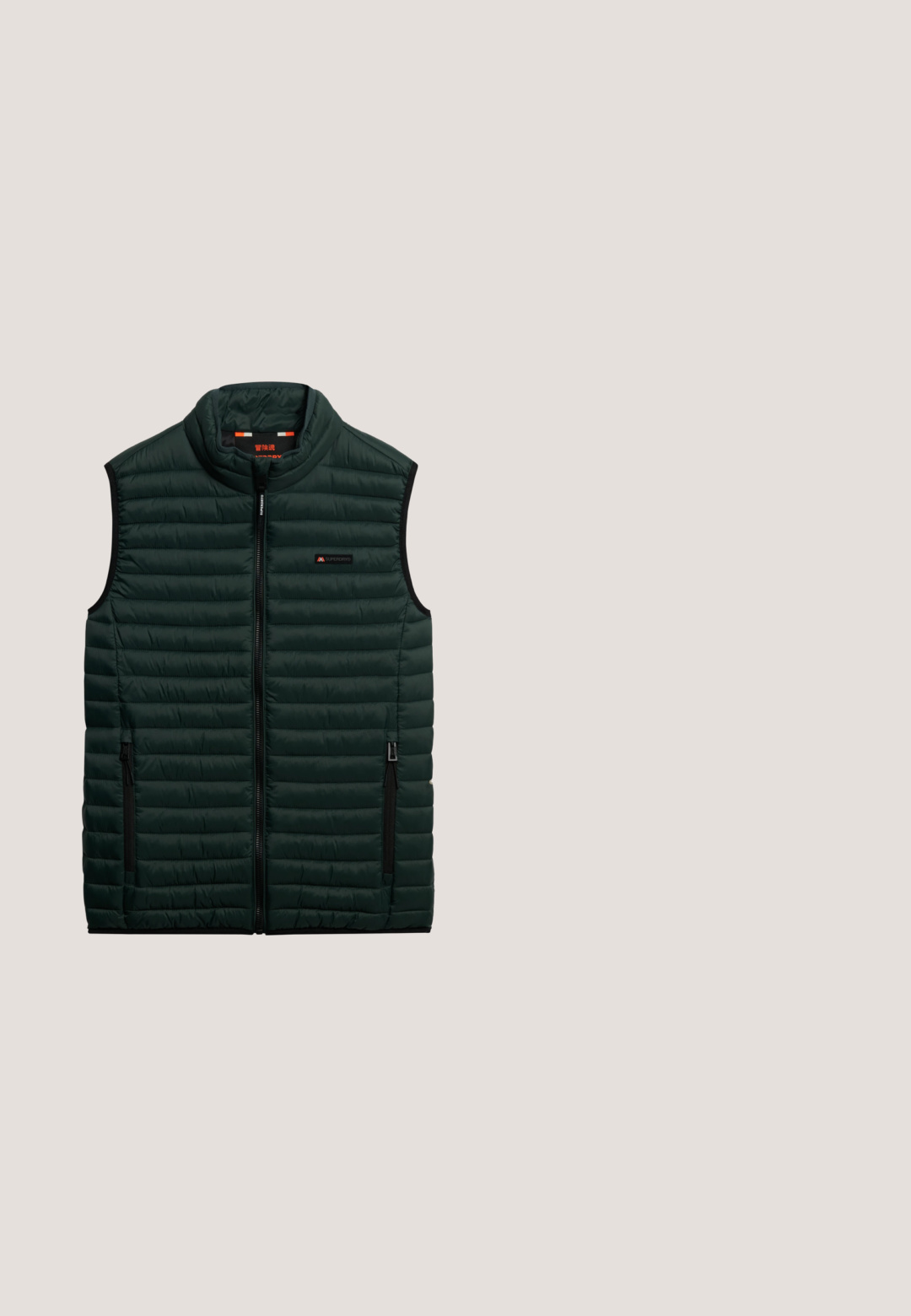 Donkergroene geïsoleerde vest met een gewatteerde textuur, hoge kraag, ritssluiting aan de voorkant en twee zwarte ritszakken aan de zijkanten.; Donkergroene pullover hoodie met een voorzak en verstelbare trekkoorden aan de capuchon, weergegeven op een witte achtergrond.; Groene katoenen t-shirt met korte mouwen, ronde hals en witte bedrukte logo-accenten op de voorkant. Heeft een label vlakbij de zoom.; Groene sweatpants met een elastische taille, trekkoord, twee zijzakken en varkensoren aan de enkels. Heeft een geprinte logo in oranje aan de voorkant.; Groene sport sneakers met witte veters, gemaakt van suède en stof, met rode, witte en zwarte strepen, en rubberen zolen.; Vierkante schoudertas van donkergroene stof, met een ritszak aan de voorkant, zwarte schouderband en logo-tekst op de onderzijde van de voorkant.