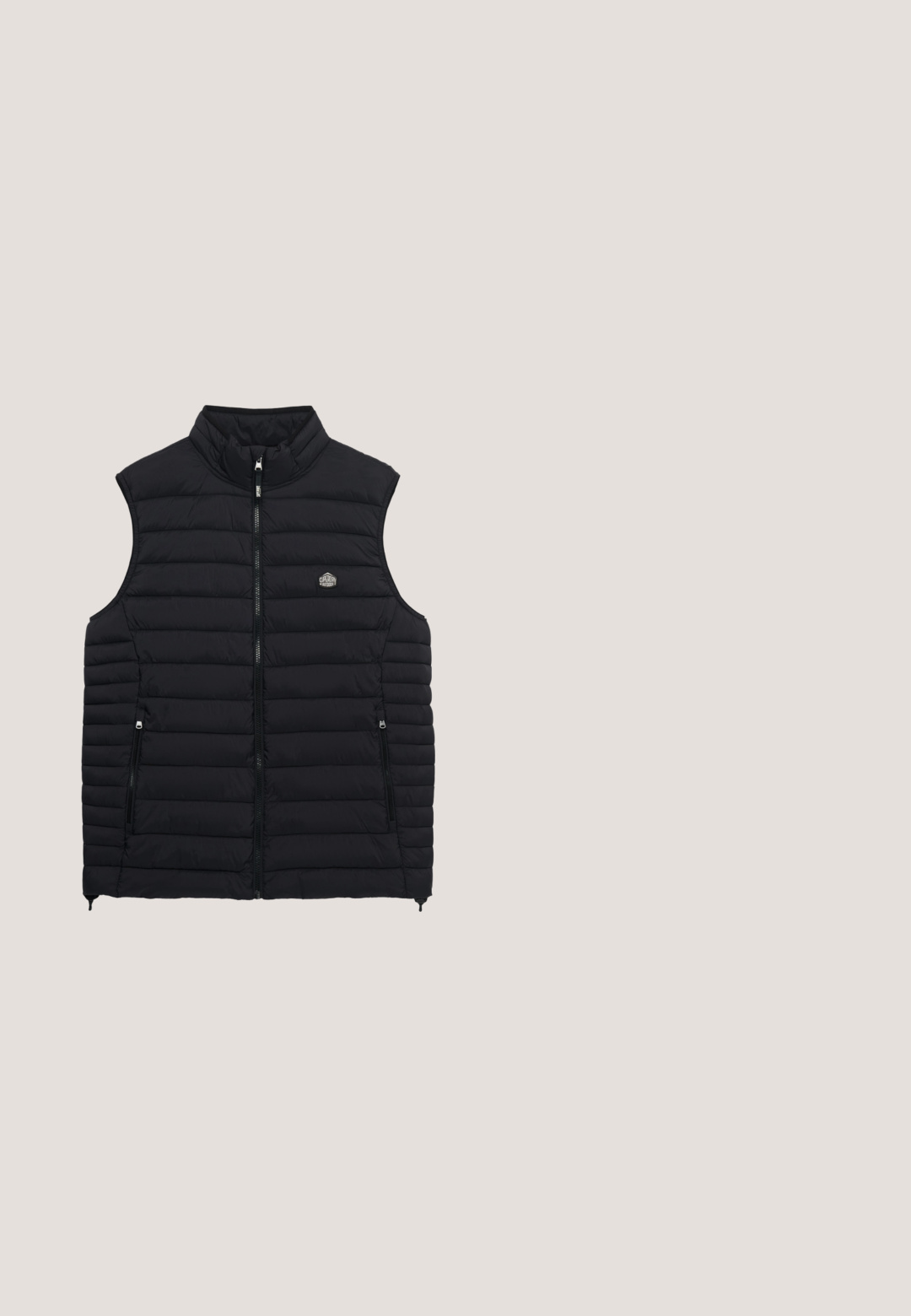 Sort quiltet ærmeløs vest med stående krave, foran lynlås, sidelommer med lynlås og lille logo på venstre bryst.; Sort crew-neck sweater lavet af et glat strikket stof. Har lange ærmer samt ribbede manchetter og kant. Simpelt, ensfarvet design uden mønstre.; Enkelt kortærmet T-shirt med rund hals i ensfarvet grå med synlige sømdetaljer på ærmer og hals.; Mænds sorte afslappede bukser med elastisk taljebånd og snøre, lige ben, sidelommer, letvægtsstof.; Sort lavtopet lædersneaker med snørebånd, tekstureret sidepanel og flad gummisål, fotograferet mod en ensfarvet lys grå baggrund.; Sort læder crossbody taske med en struktureret rektangulær form, tekstureret overflade, lomme med lynlås foran og justerbar strop. Brandlogo prægede.