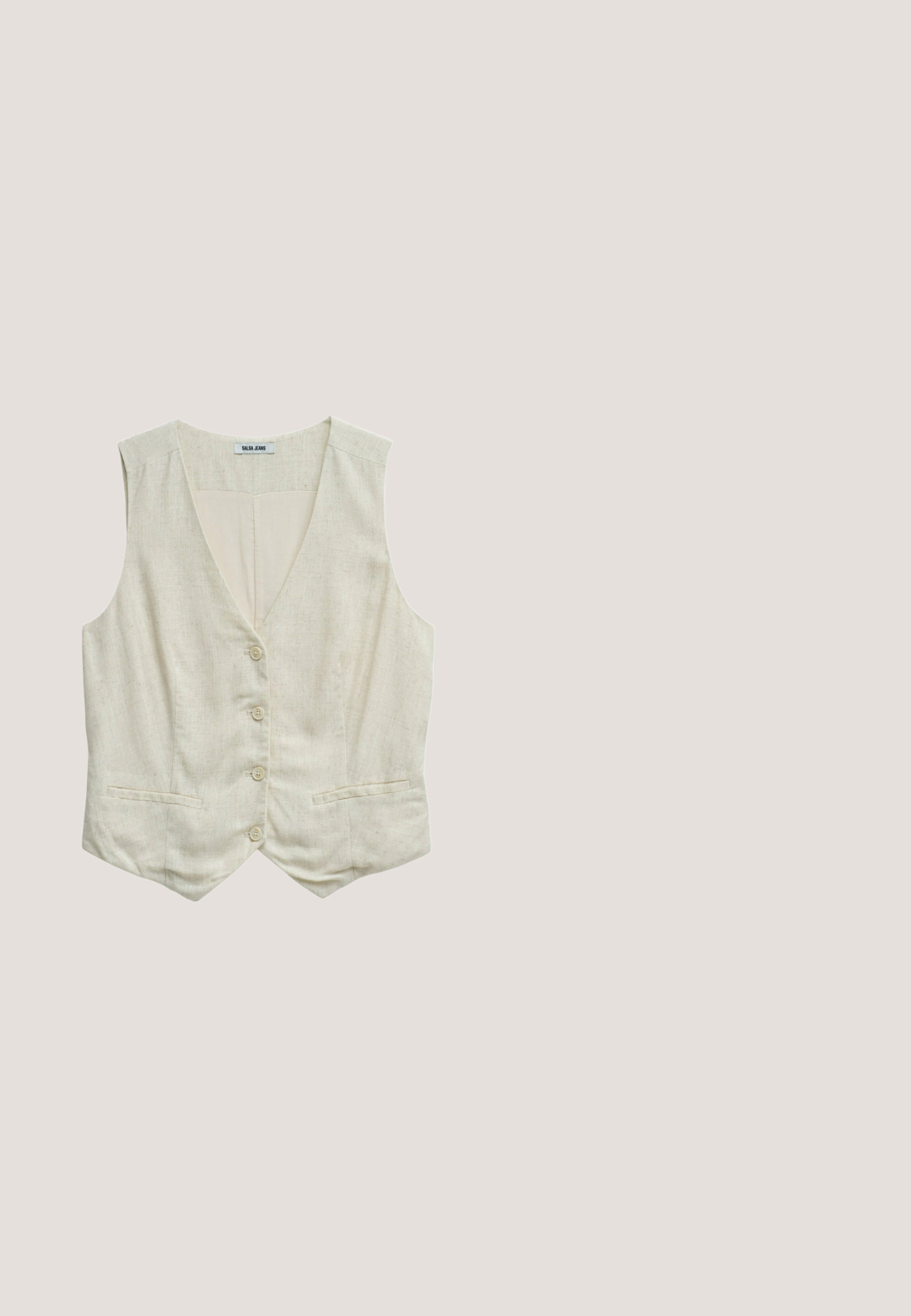 Beige ærmeløs vest med V-hals, fire knapper foran, to forlommer med slidser og et subtilt struktureret stof.; Lys beige ærmeløs sweater med ribbet rund hals, tekstureret stof og minimalistisk design; ingen synlige logoer eller mønstre.; Beige linneduksbukser med taljebånd og bindesnor centralt placeret øverst.; Flad mørkebrun sandel med tre brede krydsende læderremme og en tynd sål.; Brillesolbriller med skildpadde-mønster i katteøjen-stil, med mørkegrønne tonede linser og kantede stel, vist på en hvid baggrund.; Stor tote taske med brun læder øverst og håndtag, samt beige flettet halmbund, vist mod hvid baggrund.