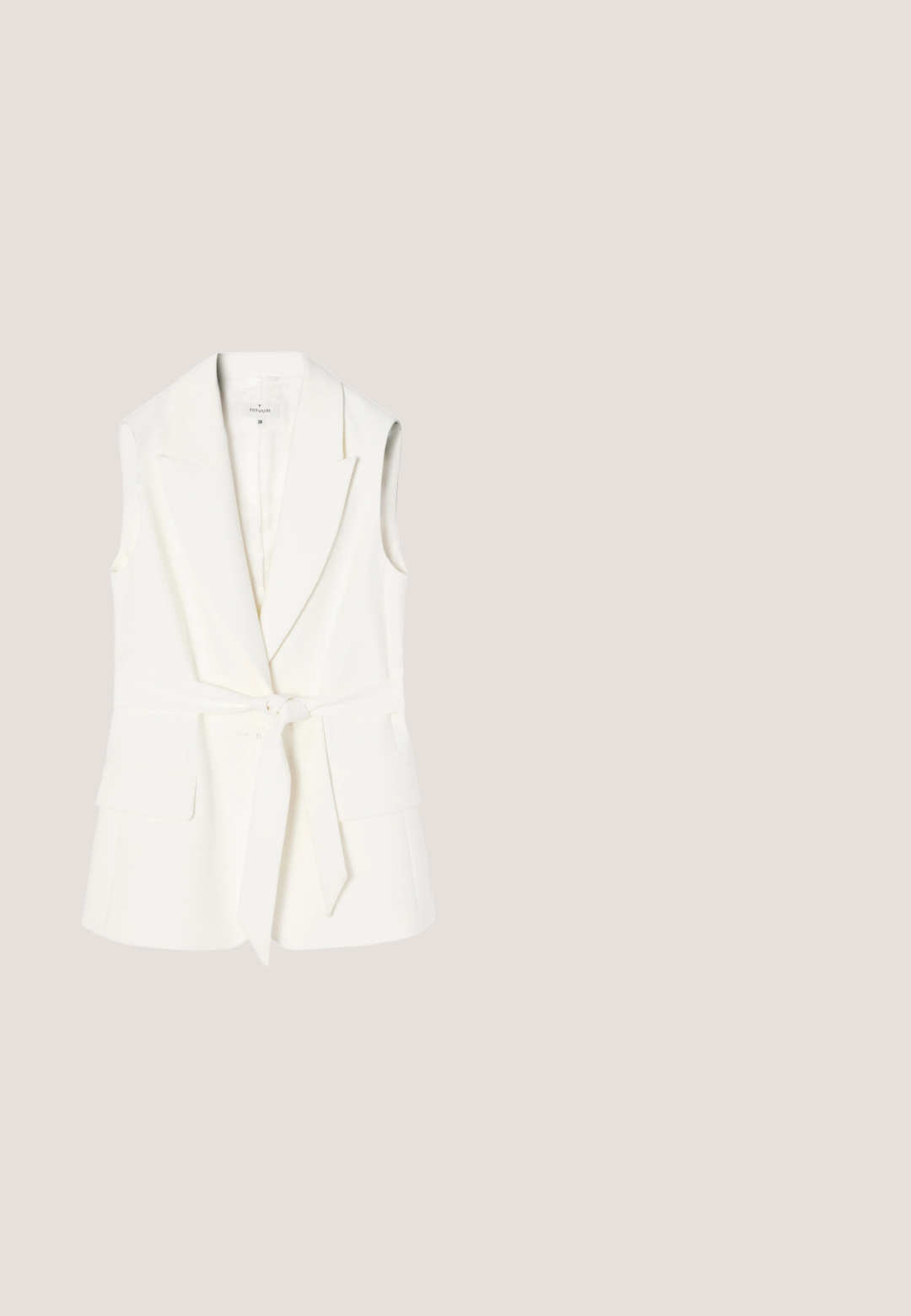 Blazer sans manches blanc avec un col cranté, une ceinture à nouer sur le devant et deux poches latérales. Réalisé dans un tissu lisse et structuré.; Pull court en crème clair à manches courtes, texture douce, encolure ronde, poignets et ourlet côtelés, coupe décontractée, fabriqué en matériel tricot léger.; Pantalons blanc ajustés à coupe droite, avec une taille, des passants de ceinture et deux poches latérales. Texture de tissu lisse, sans motifs visibles.; Sandale beige en cuir verni avec un talon kitten pointu et une semelle fine, vue de côté sur fond blanc.; Sac à main en cuir blanc matelassé avec fermoir doré à verrou tournant et bandoulière chaîne dorée avec coussinet en cuir, sur fond blanc.; Bracelet en chaîne dorée avec de petits accents métalliques ronds et des pierres claires incrustées, créant un design délicat et intricate.