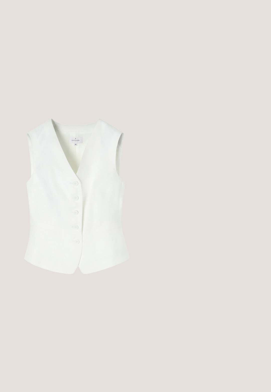 Witte linnen vest met een V-hals, voorzien van zes knopen aan de voorkant en twee zijzakken. Glad textuur, op maat gemaakte pasvorm, mouwloos ontwerp.; Lichtblauwe blouse met lange mouwen en een afgeronde kraag, voorzien van een verticale geplooide knoopsluiting en knopen aan de voorkant. Zachte stof met een subtiele textuur.; Lichtblauwe losse broek met elastische taille en enkels, met een subtiel geruit patroon en een trekkoord in de taille.; Zwarte leren balletschoen met een ronde neus, kleine blokhak en een stoffen rand. Heeft een decoratieve strik op de neus.; Zwarte zonnebril met ronde montuur, donkere gradientlenzen en dunne pootjes, liggend op een wit oppervlak.; Zwarte totebag vanTextuur materiaal met gouden hardware accenten, dubbele bovenhandvatten en een verstelbare schouderriem. Minimalistisch ontwerp.