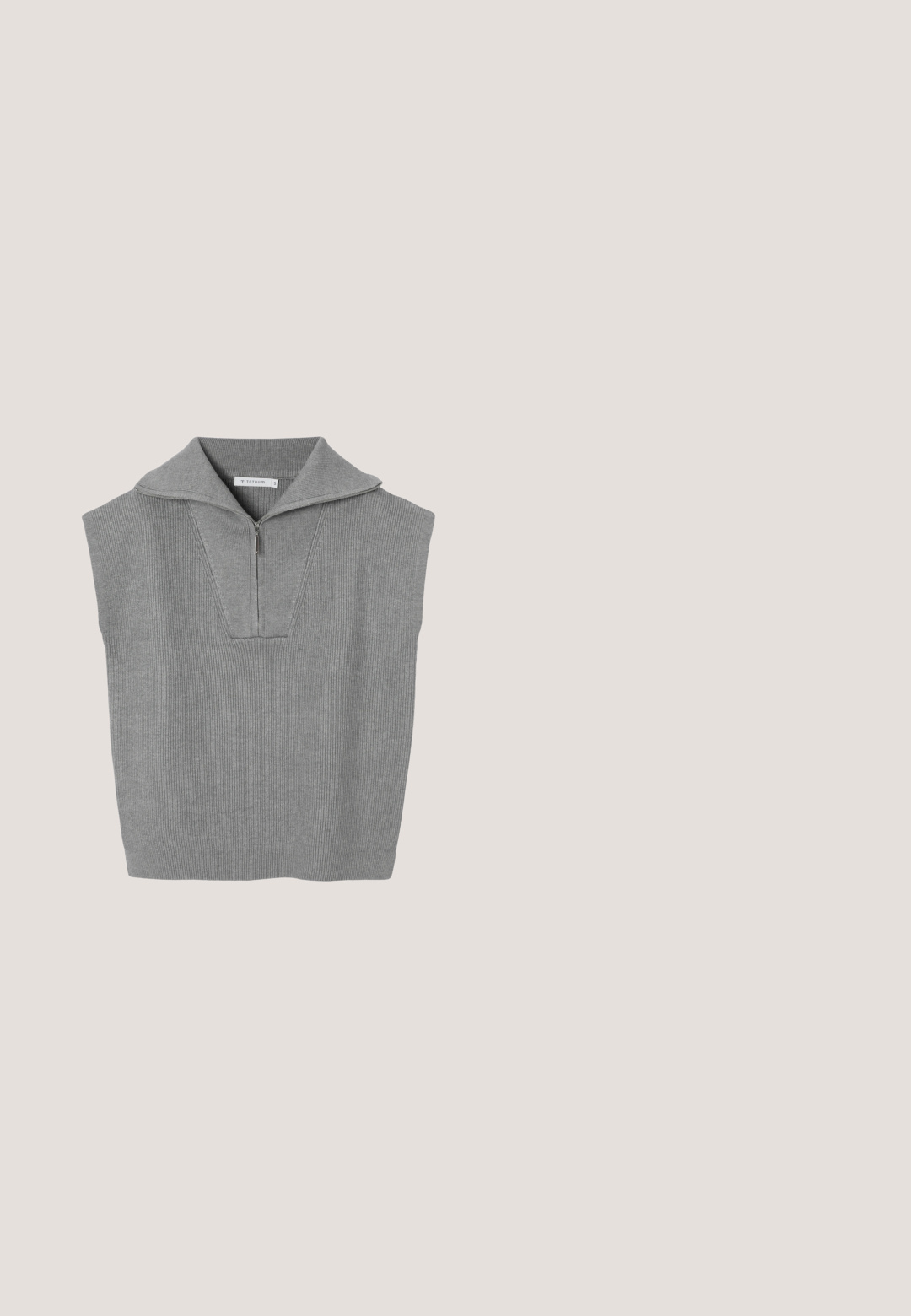 Grijze geribbelde pullover met een opstaande kraag en een halve rits. Voorzien van korte mouwen en een losse pasvorm, gemaakt van gestructureerde breistof.; Witte t-shirt met korte mouwen en ronde halslijn, gemaakt van een gladde stof, met een minimalistisch ontwerp en zonder zichtbare patronen of versieringen.; Zwarte spijkerbroeken van denim met een slim fit, hoge taille, vijf-pocket ontwerp en riemlussen. De textuur is glad met minimale stiksel details.; Woden Enkellaarsjes met plateauzool - chocolate; Schoudertas van zacht, stoffig roze suède met gouden hardware. Gebogen vorm, verstelbare riem en ritssluiting. Merkenlogo aan de voorkant.; Verstelbare beige koordarmband met een klein gouden klaverblad-hangertje in het midden en gouden kralenaccenten aan de uiteinden.
