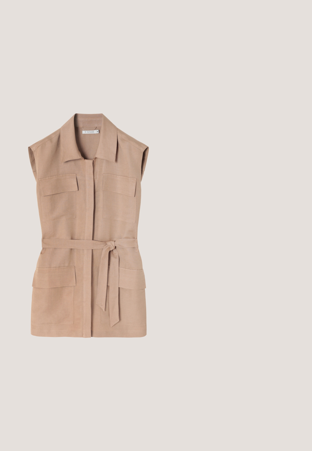 Veste sans manches beige en lin, dotée de deux poches poitrine, d'une taille ceinturée et d'une coupe droite. Design minimaliste sans fermetures.; Kaftan fluide beige clair avec bordure grise, présentant des motifs floraux pastel et de papillons en nuances de rose, vert, bleu et marron.; Sandale plate beige avec semelle et lanière à motif tissé, ornée d'un nœud en tissu doux noué à l'avant.; Lunettes de soleil avec monture dorée et verres ovales marron, accents de chaîne texturés sur la monture et embouts transparents sur les branches.; Sac cabas en paille tressée avec une anse en boucle, forme rectangulaire arrondie et couleur naturelle marron sur un fond uni.; Trois bracelets en cuir enroulés en beige, bleu et olive reliés par un fermoir doré brillant sur fond blanc.