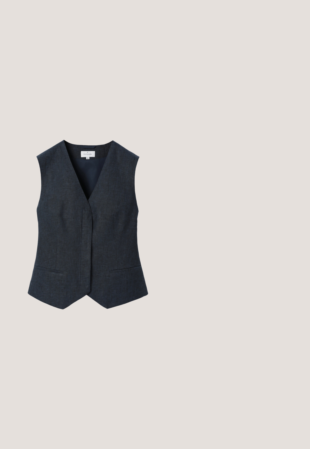 Donkergrijs mouwloos, getailleerd vest met V-hals, sluiting aan de voorkant en twee voorzakken met bies.; Witte lange mouwen button-up shirt. Kenmerkt zich door een klassieke kraag, soepel katoenmateriaal, rechte snit en knoopsluiting aan de voorkant.; Marineblauwe broek met wijde pijpen, elastische tailleband en zijzakken, gemaakt van lichtgewicht stof.; Lichtblauwe sneaker met bovenwerk van mesh en suède, witte binnenvoering, bruine textuurzool en veterluiting op een witte achtergrond.; Lichtblauwe denim schoudertas met verstelbare band en ritssluiting, afgebeeld tegen een neutrale achtergrond.; Zilveren stud oorbellen in een gebogen halvemaanvorm, met een gepolijste afwerking, een gladde textuur en een minimalistisch ontwerp.