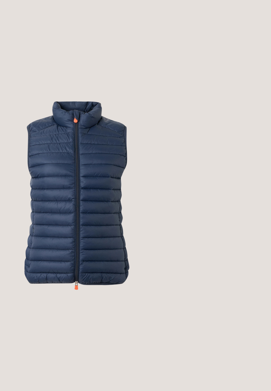 Námornícky modrá prešívaná bezrukávová puffer bunda s vysokým golierom a predným zipsom s oranžovými ťahadlami.; Námornícky modré tričko s krátkym rukávom vyrobené z jemnej, ľahkej tkaniny, s okrúhlym výstrihom a malou logovou nálepkou na leme.; Pánske tmavomodré úzke voľnočasové nohavice so zapínaním na gombíky a pútkami na opasok, zobrazené na jednoliatom svetlosivom pozadí.; Námornícka modrá teniska s použitím semišu a syntetických materiálov, biele šnúrky, štruktúrovaná podrážka a spevnená pätka pre podporu.; Veľká tmavomodrá prešívaná taška s dvoma polstrovanými uchami a malou bielou nášivkou umiestnenou v strede pri vrchu.; Zlaté kovové kruhové náušnice s hladkým, lesklým povrchom, so zabezpečeným zapínaním a minimalistickým, kruhovým dizajnom.