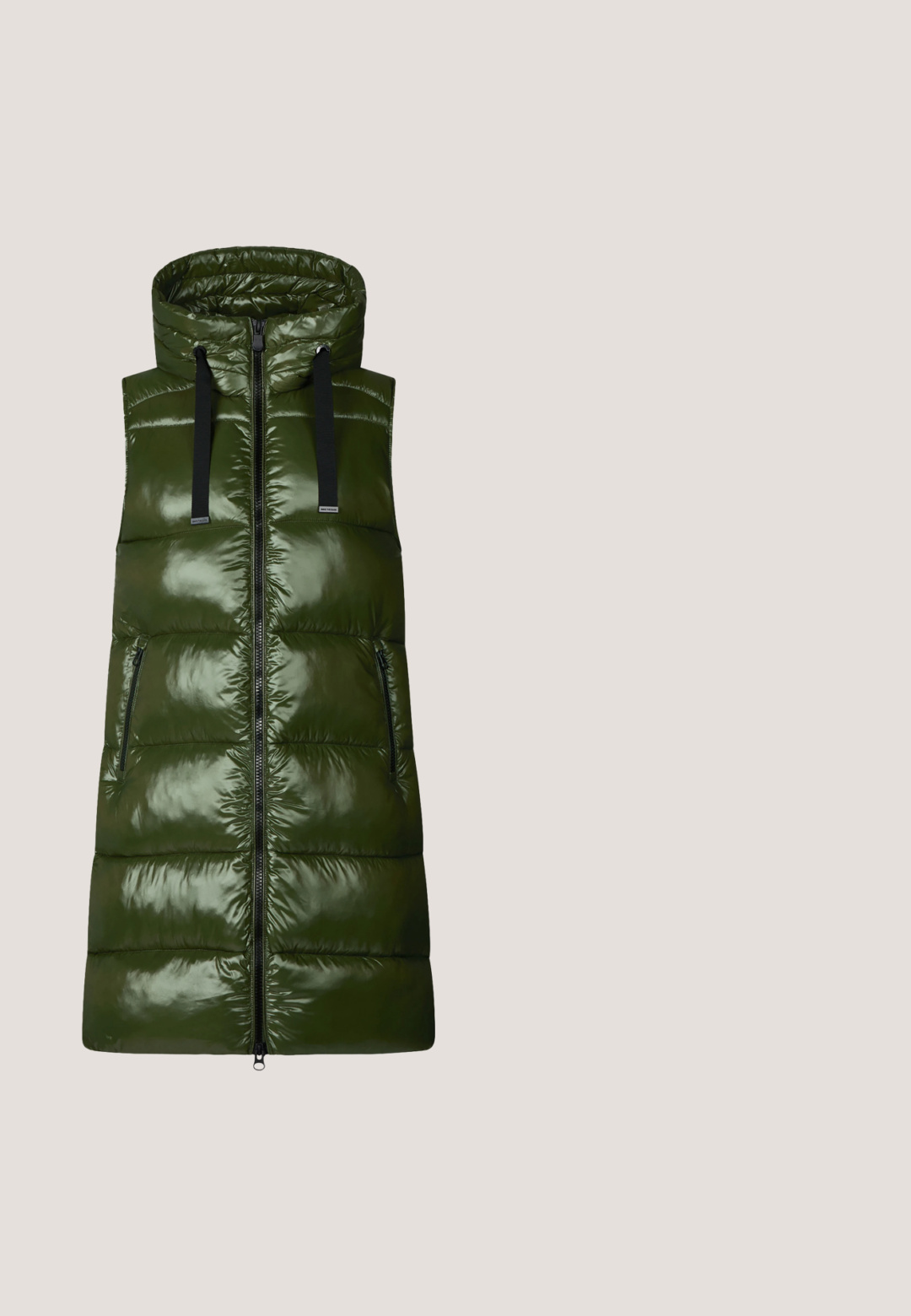 Veste sans manches matelassée vert olive brillante avec col haut, fermeture éclair frontale, cordons noirs et poches latérales zippées.; Chemise à manches longues vert citron clair avec un col pointu et un ourlet arrière légèrement plus long.; Pantalons en simili cuir vert olive taille haute, avec une texture lisse, quatre poches et une fermeture à bouton devant. Design à jambes droites.; Botte en cuir brun foncé, à hauteur de genou, avec un bout pointu, un talon bloc angulaire et une texture lisse et brillante. Présente un design épuré et des détails de couture.; Sac fourre-tout tissé noir avec deux poignées robustes, présentant une texture brillante et un design à ouverture spacieuse.; Boucles d'oreilles en argent avec une forme organique et abstraite. Surface lisse et brillante avec un design effilé. Présente des courbes subtiles et un détail central en ligne.