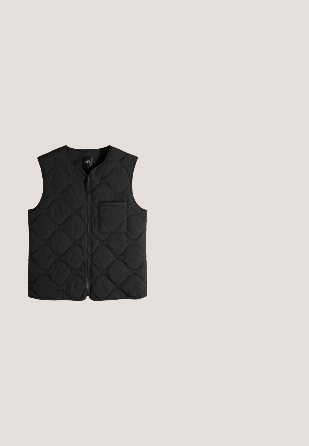 Sort ærmeløs quiltet vest med frontlynlås og firkantet brystlomme, lagt fladt på hvid baggrund.; Pier One by Zalando Sweatshirt - black; Sort langærmet t-shirt med rund hals og raglanærmer, lagt fladt ud på en hvid baggrund.; Sorte bukser med elastisk talje og lige ben. Fremstillet af et let, struktureret stof med et subtilt lodret stribemønster.; Sort lædersneakers med grå ruskindsdetaljer, hvid hældetalje og en gummisål. Har hvide snørebånd og teksturerede sidepaneler.; Sort crossover taske lavet af glat materiale, med en lynlåslomme på fronten og justerbar rem. Minimalistisk design med diskret branding.