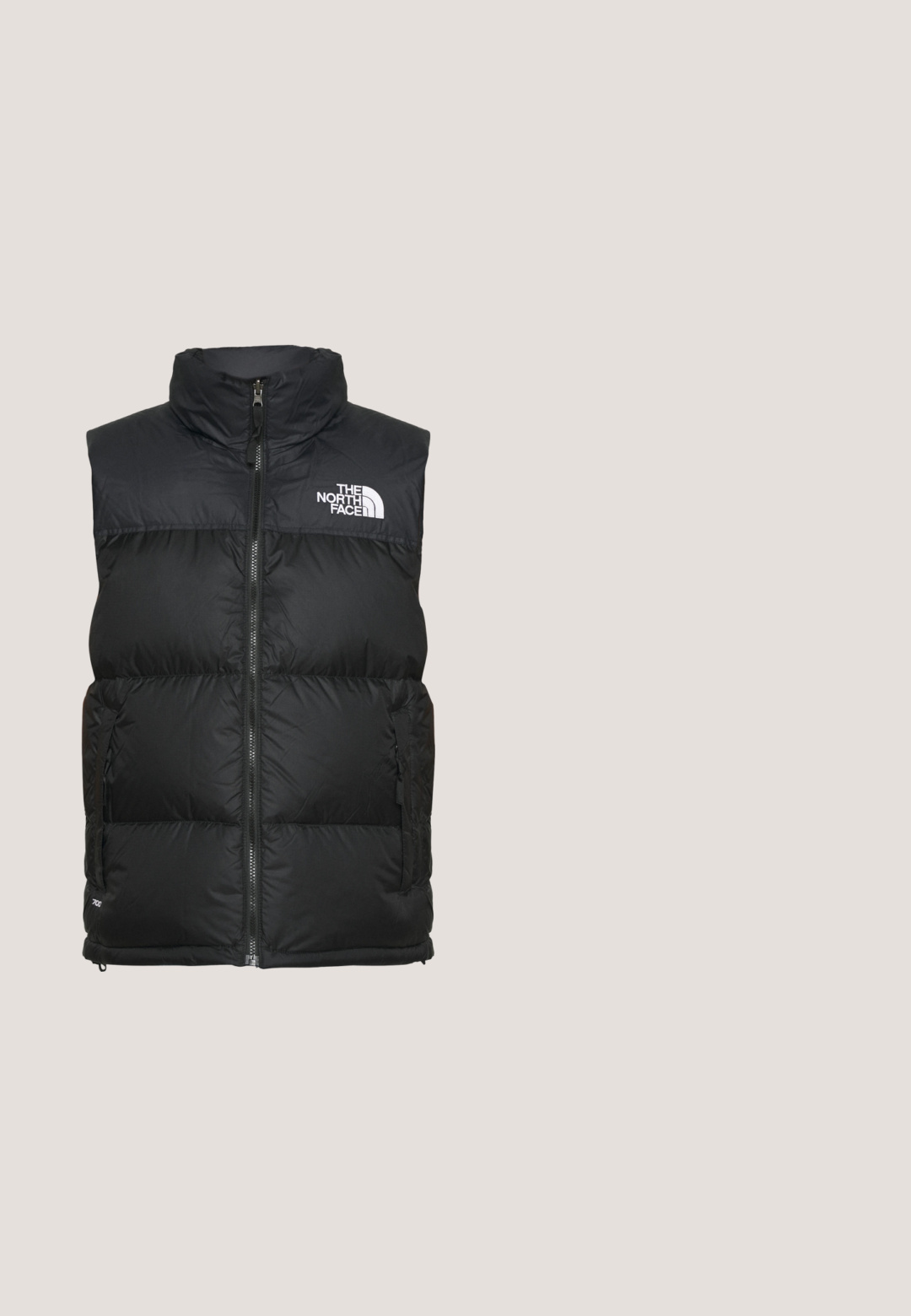 Čierna prešívaná vesta s vysokým golierom, zipsovým zapínaním a bočnými vreckami. Obsahuje biele logo značky The North Face na hrudi.; Čierna flísová mikina s krátkym zipsom, vysokým golierom, rebrovanými manžetami, klokankovým vreckom a malým zlatým logom na rukáve.; Biela bavlnená tričko s krátkymi rukávmi, okrúhlym výstrihom a hladkou textúrou. Jednoduchý dizajn bez vzorov alebo grafiky.; Čierne nohavice s rovnými nohavicami vyrobené z kombinácie bavlny. Majú plochý pás s pútkami na opasok a žiadne viditeľné kovania ani ozdoby.; Biele bežecké topánky s textilným zvrškom, zaoblenou špičkou, čiernymi akcentmi a vzorovanou podrážkou. Obsahujú šnurovanie a značku na boku.; Náhrdelník so striebornou curb reťazou s karabínovým zapínaním a nastaviteľnou predlžovacou retiazkou na bielom pozadí.