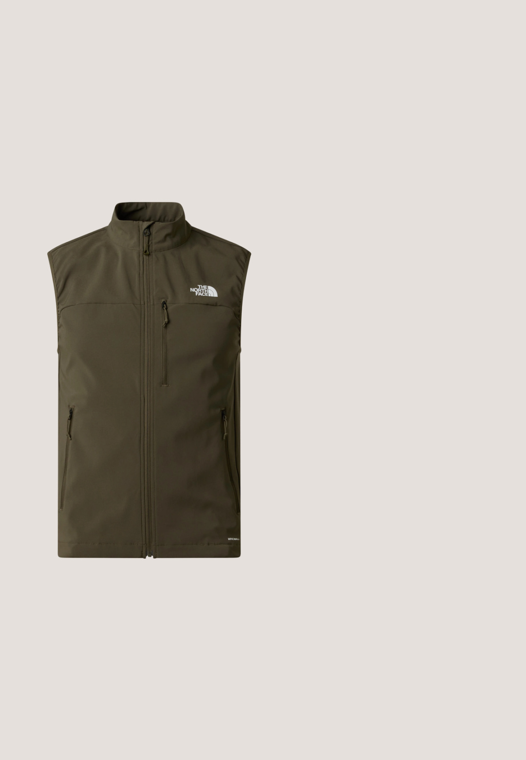 Olivengrøn ærmeløs vest lavet af blødt materiale, med høj krave, lynlås foran og to sidelommer med lynlås. Logo på brystet.; Sort sweatshirt lavet af en blanding af bomuld, med rund hals, ribbede manchetter og kant samt logo print på venstre bryst.; Kortærmet t-shirt i en brun jordfarve, lavet af blødt stof. Har et lille sort logo på venstre brystområde. Klassisk rund hals.; Berghaus RIDGE ROAMER - Outdoorbukser - black; Sort træningssko med en åndbar mesh-overdel, gummisål, teksturerede detaljer og forstærket tåspids for holdbarhed.; Sorte, rektangulære Timberland-solbriller med mørke tonede glas og mærkede stænger, vist på hvid baggrund.