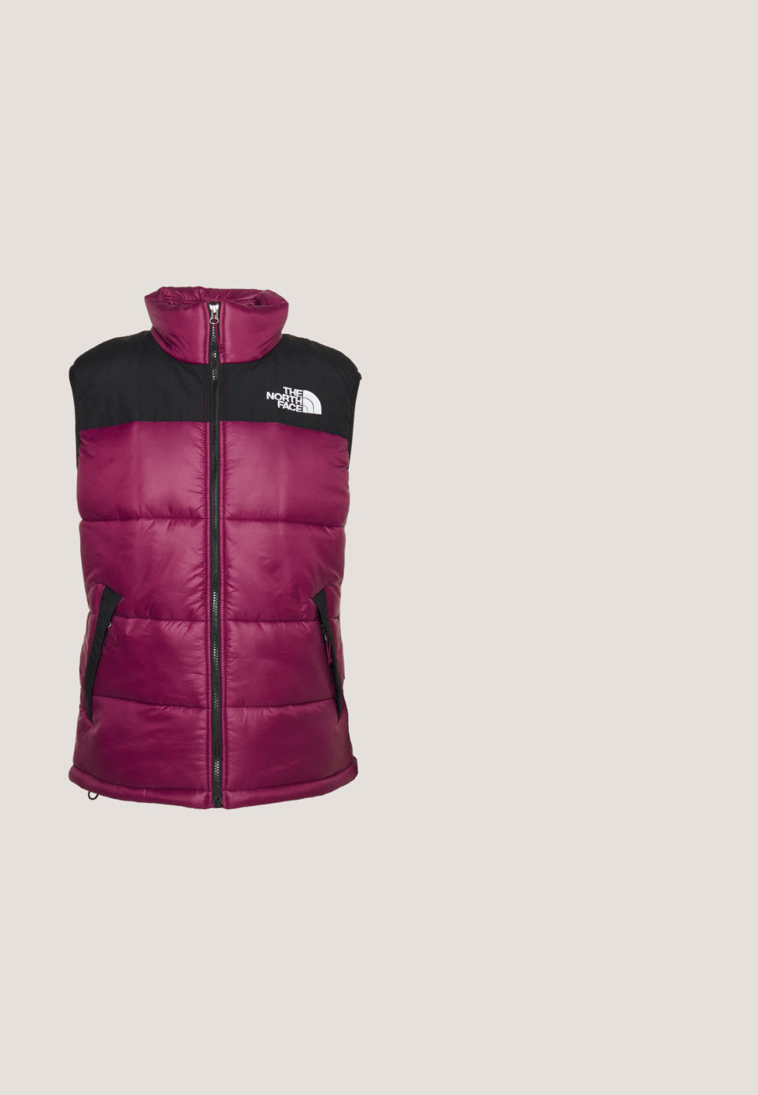 Chaleco acolchado que presenta un cuerpo color burdeos y hombros negros, cierre con cremallera y bolsillos laterales con un logo en la parte superior izquierda.; Sudadera roja con cuello redondo, mangas raglán largas, puños y dobladillo acanalados, que presenta un logo negro en el lado izquierdo. Tejido suave y texturizado.; Camiseta de algodón de color azul marino con mangas cortas, que presenta un destacado logo en rojo y blanco con las letras "HH" y el texto "HELLY HANSEN" debajo del logo.; Pantalones cortos grises con una textura suave, que cuentan con un bolsillo lateral con cremallera, dos cierres de botón y un corte clásico. Diseñados para la comodidad y la utilidad.; Sandalia beige para exteriores hecha de material ligero, con paneles de malla, correas ajustables y suela de goma texturizada con diseño de dibujo.; Arnette MWAMBA - Gafas de sol - transparent