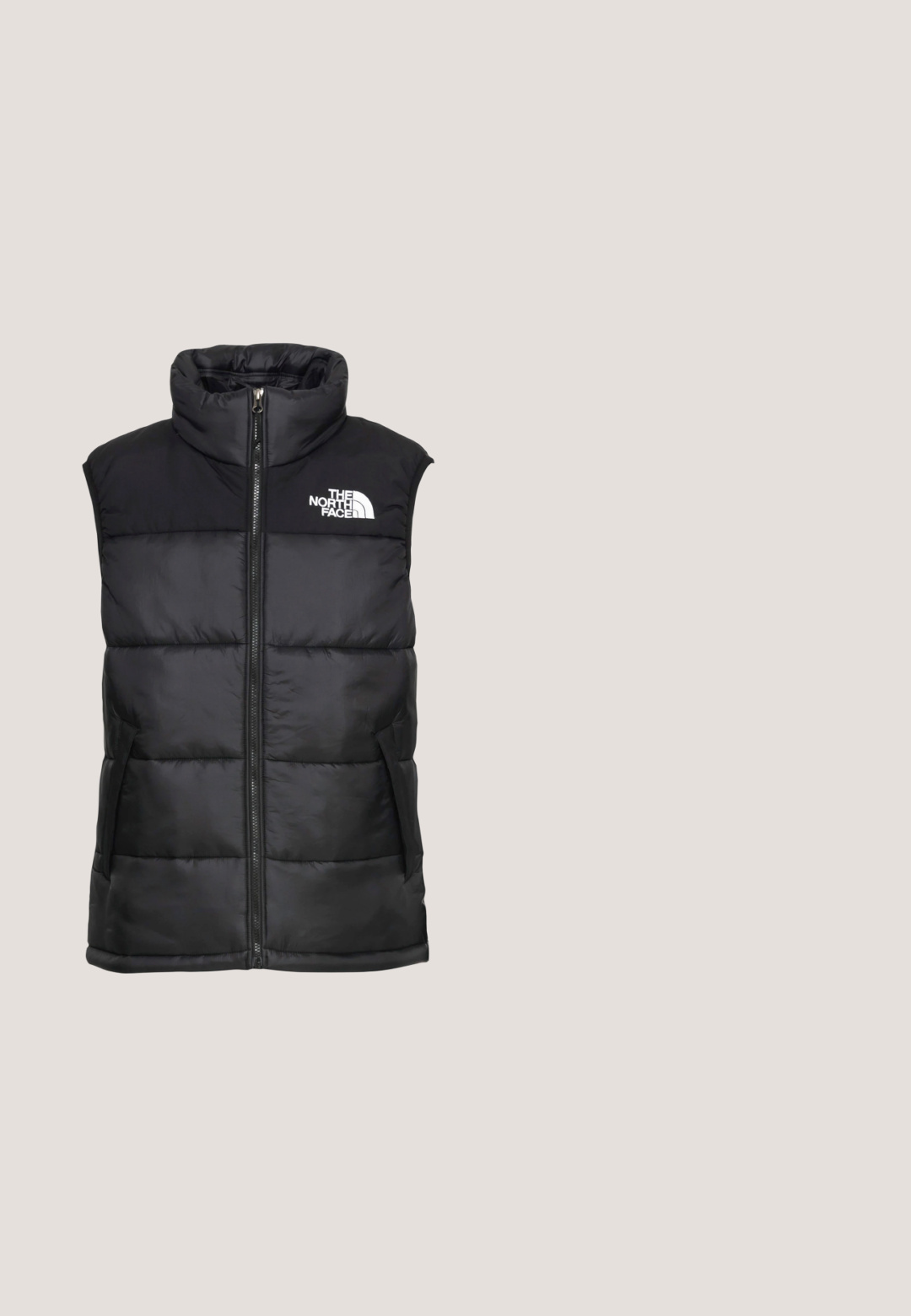 Gilet matelassé sans manches noir avec un col haut, fermeture éclair à l'avant et deux poches latérales. Présente un logo sur le côté supérieur gauche.; Sweat-shirt noir en coton, avec un col rond, des manches longues, et un petit logo Nike blanc sur la partie supérieure gauche de la poitrine.; T-shirt gris à manches courtes en coton, arborant un logo noir de Nike sur la poitrine et un col rond. Design minimaliste sans motifs.; Pantalons de survêtement noirs en tissu doux, avec une taille élastique, un cordon de serrage et un petit logo Nike sur la cuisse gauche.; Chaussure de sport noire avec des accents bleus, tige synthétique texturée, fermeture à lacets et semelle en caoutchouc naturel. Présente un détail de logo latéral proéminent.; Sac polochon noir Lacoste avec double poignée, bandoulière et écusson logo blanc à l'avant, sur fond clair uni.