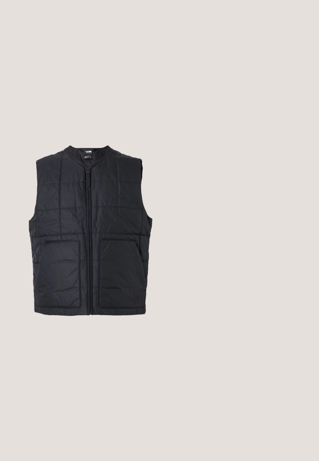 Schwarze, gesteppte ärmellose Weste mit Frontreißverschluss und zwei großen Taschen, mit The North Face-Logo auf der unteren rechten Tasche.; Schwarzer Langarm-Crewneck-Sweatshirt mit kleinem weißen runden Logo auf der linken Brust, gerippten Bündchen und Saum.; Schwarzes Baumwoll-T-Shirt mit Rundhalsausschnitt und kurzen Ärmeln, mit einem kleinen mehrfarbigen Vogel-Logo auf der linken Brust.; Schwarze Baumwollhosen mit geradem Schnitt, ausgestattet mit einem regulären Bund, Gürtelschlaufen und einem einzelnen Knopfverschluss. Glatte Textur, ohne Muster.; Schwarz-weiße Sneakers mit einem Obermaterial aus Wildleder und Leder, ausgestattet mit weißen Streifen, schwarzen Schnürsenkeln und einer braunen Gummisohle. Mit goldenen Logo-Akzenten.; Graue rechteckige Tasche mit Reißverschlüssen, schwarz-weißem Griff aus Seil an einer Seite und dem Schriftzug "ONLY & SONS" vorne in der Mitte.