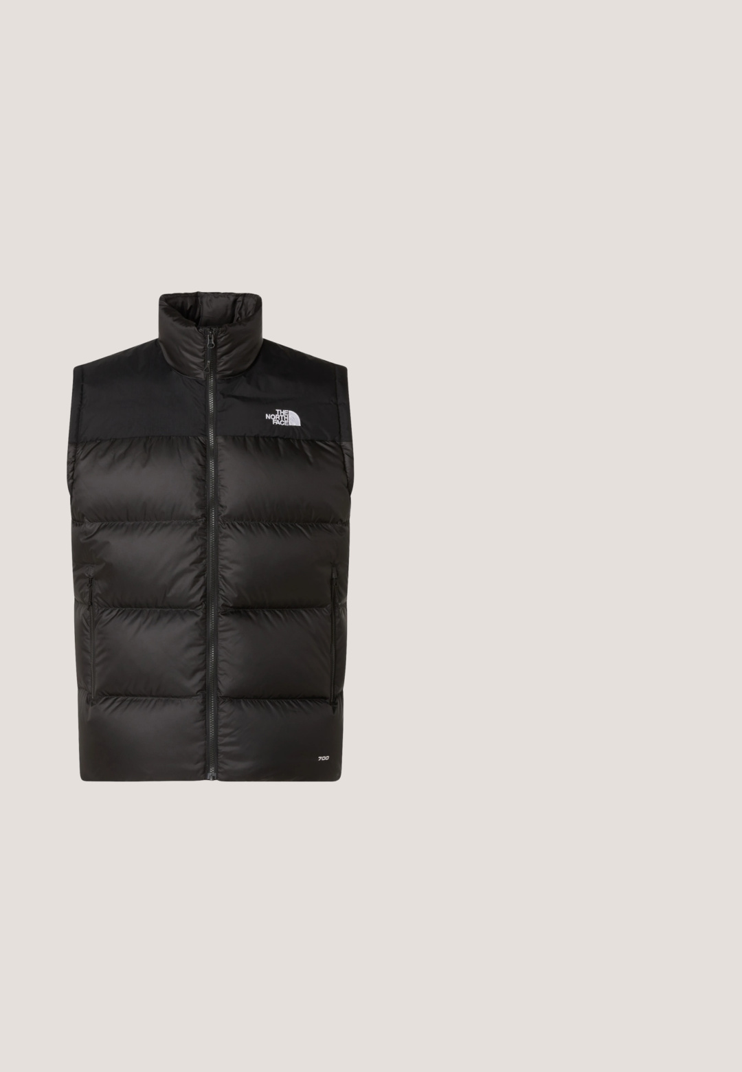 Chaleco negro acolchado sin mangas con cremallera frontal, cuello alto, bolsillos laterales con cremallera, logo de The North Face en el pecho y etiqueta "700" cerca del dobladillo.; Sudadera azul con capucha, bolsillo tipo canguro en la parte delantera, capucha ajustable con cordón y logo blanco de The North Face en el pecho izquierdo.; Camiseta de algodón blanca con cuello redondo, mangas cortas y un logo negro en la parte superior izquierda del pecho. Textura suave, diseño sencillo.; Pantalones cortos de algodón azul con cintura elástica y cordón. Cuenta con un parche de logo en la pierna izquierda. Textura suave, diseño hasta la rodilla.; Zapatilla de trail running en gris y negro con suela resistente, cordones delanteros, lengüeta roja para tirar y logo de The North Face en el lateral de la suela.; Bolsa de deporte de nailon beige con acentos negros, que presenta un parche con la bandera de Noruega y un logotipo. Incluye asas dobles y una correa de hombro ajustable.