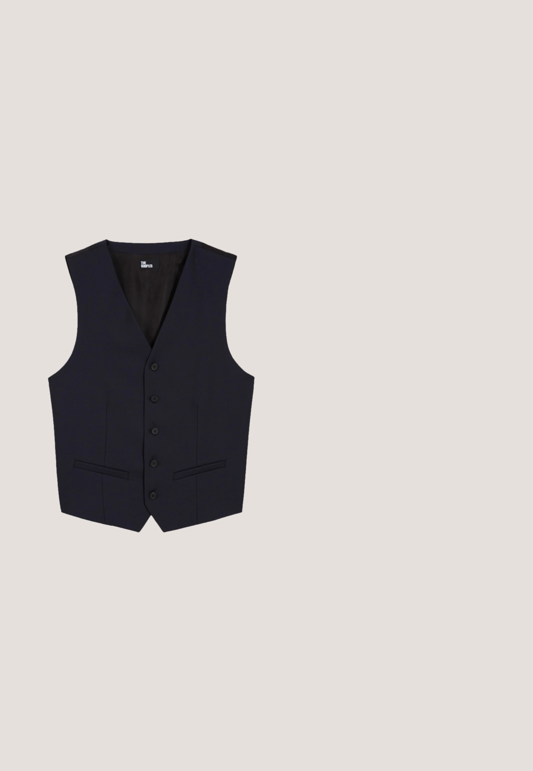 The Kooples Vest - dark navy; Hvid langærmet skjorte med knapper foran, spids krave og knaplukning på manchetterne, vist fladt på hvid baggrund.; Samsøe Samsøe SAJOHNNY TROUSERS - Bukser - turkish coffee; Beige ruskindsloafer med penny-remdetalje, svævende over en tekstureret beige tæppe, med et rundt træ-sofabord og stablede bøger i baggrunden.; Montblanc-briller med en oval sølv- og sort metalramme, klare linser, justerbare næsepuder og elegante sorte stænger.; Sort læderbælte med en skinnende sølvfarvet rektangulær spænde, der har en glat overflade og flere justeringshuller langs længden.