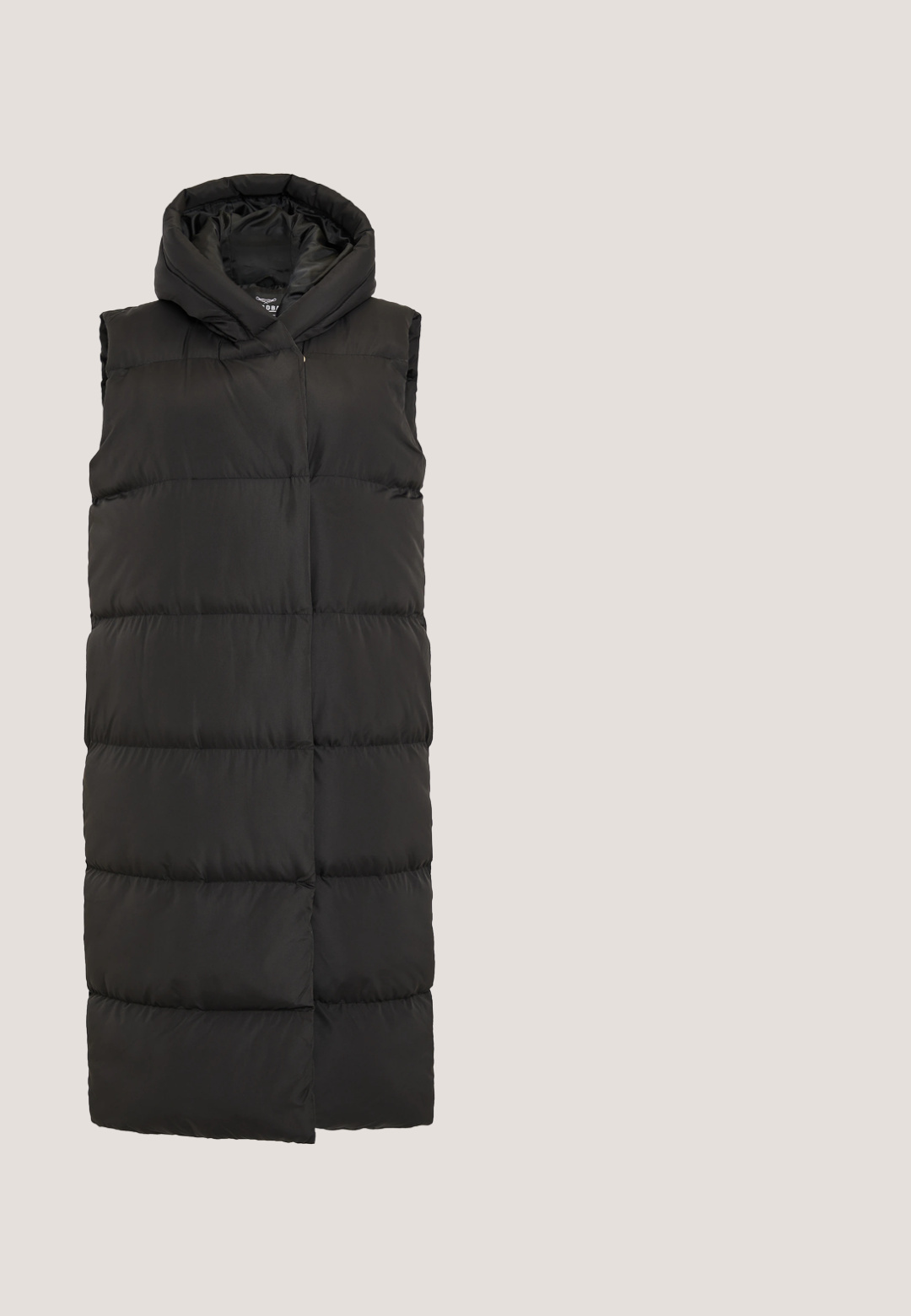 Chaleco acolchado sin mangas negro con un cuello alto, que presenta secciones acolchadas horizontales y un cierre frontal con cremallera. Textura de tela lisa e insulated.; Jersey negro de manga larga con cuello alto, puños y dobladillo acanalados, mostrado sobre un fondo blanco.; Pantalones jogger negros con cintura elástica, cordón ajustable, bolsillos laterales y puños elásticos.; Tamaris Botines con plataforma - black leather; Bolso tote negro de acabado acolchado, textura suave, con asas dobles y una etiqueta de logo redonda adjunta. Forma simple y funcional.; Breil BIG HEART - Collar - gold-coloured