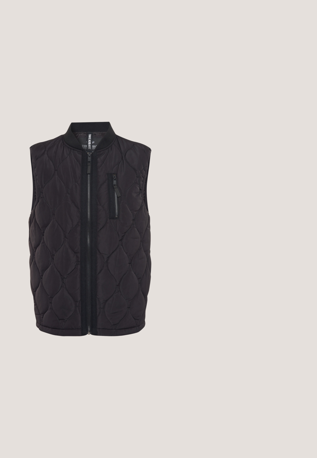 Gilet noir matelassé avec col côtelé et fermeture éclair frontale. Dispose d'une petite poche zippée sur la poitrine, fabriquée en tissu léger.; Pull noir à col zippé en tissu lisse, doté de manches longues et d'un petit logo jaune sur la poitrine gauche.; Polo noir en coton, avec un col classique, une patte de boutonnage à trois boutons et un logo brodé discret sur la poitrine.; Pantalon droit vert foncé avec taille élastique et fermeture par bouton, sans poches visibles, présenté sur fond blanc.; Baskets basses en cuir noir avec fermeture à lacets et languette à l'arrière, vues de côté intérieur sur fond blanc.; Sac messager noir en tissu texturé, avec une fermeture zippée, une bandoulière réglable et un logo en relief sur le panneau avant.