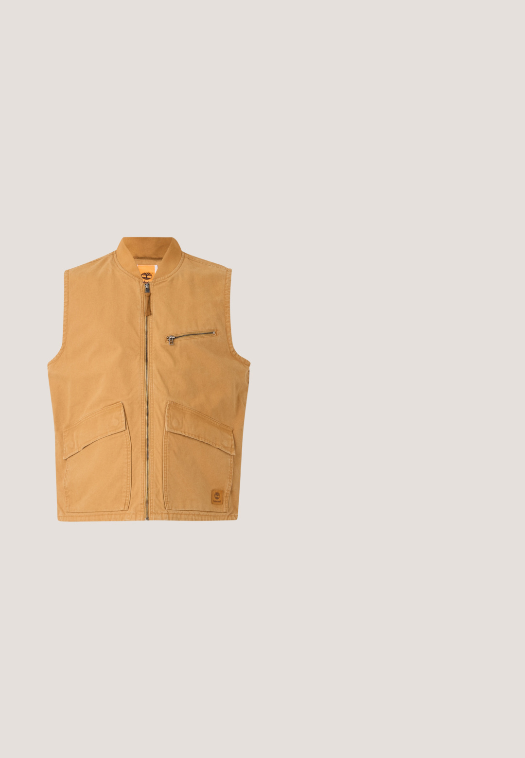 Beige canvas vest met hoge kraag, voorrits en een borstzak. Voorzien van twee grote voorzakken en een klein logo-embleem.; Bruine lange mouwen sweater met ronde hals, voorzien van geribbelde manchetten en zoom, met de tekst "DICKIES WORKWEAR 1922" in zwart op de borst.; Bruine T-shirt met korte mouwen en zwarte tekst "DICKIES WORKWEAR 1922" gedrukt op de borst, weergegeven op een witte achtergrond.; Beige katoenen broek met een elastische tailleband en trekkoord. Recht gesneden ontwerp, zachte textuur en geen zichtbare patronen of accenten.; Lage bruine en olijfgroene suède sneakers met vetersluiting en rubberen zool op een neutrale lichte achtergrond.; Bruine canvas schoudertas met zwarte accenten, verstelbare schouderband, twee ritsvakjes en geborduurd logo aan de voorkant.