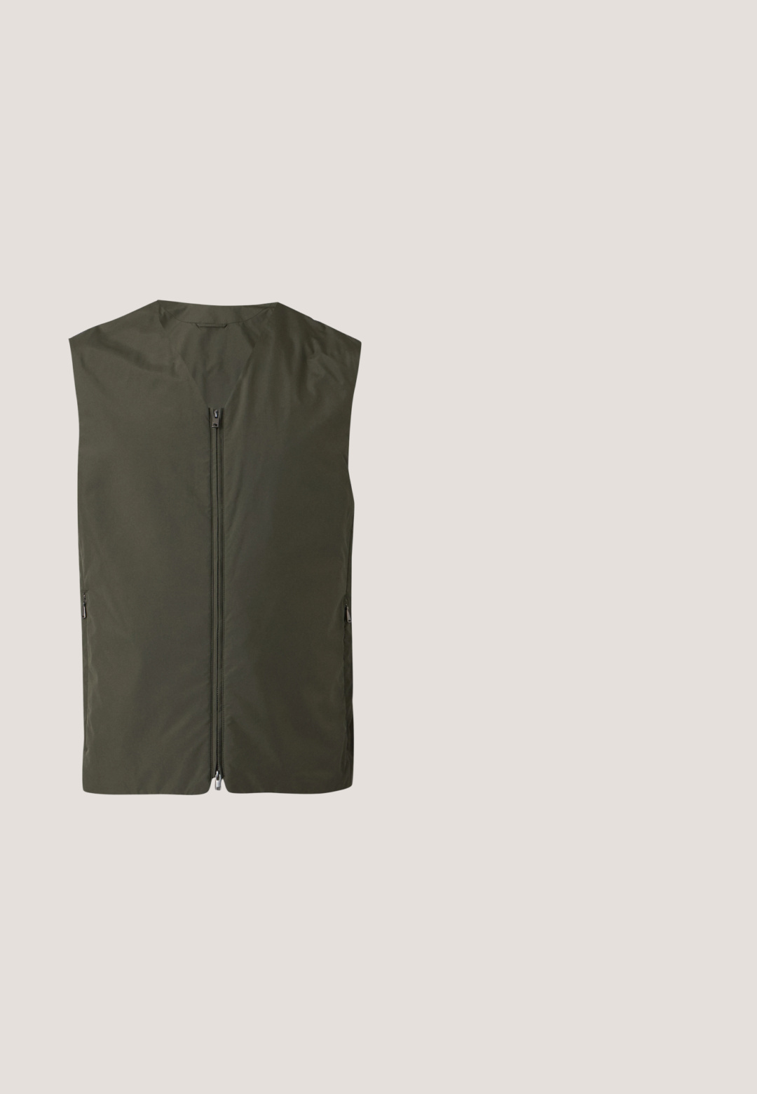 Veste sans manches vert foncé avec une fermeture éclair frontale et deux fermetures éclair latérales, posée à plat sur un fond clair.; Pull en maille gris à manches longues avec col plié et poignets et ourlet côtelés, présenté sur un fond blanc uni.; Pantalon beige taille haute à jambes larges avec passants de ceinture et ceinture argentée en forme de D, présentant des plis à l'avant et une texture de tissu lisse.; Baskets en daim marron foncé à coupe basse avec lacets blancs, semelle blanche et petite signature "Paul Smith" sur le côté.; Sac banane en tissu marron foncé avec poche zippée en diagonale et petit logo blanc sur le devant, sur un fond clair uni.; Ceinture en cuir marron avec boucle rectangulaire argentée enroulée sur un fond gris clair, montrant une couture détaillée le long des bords.
